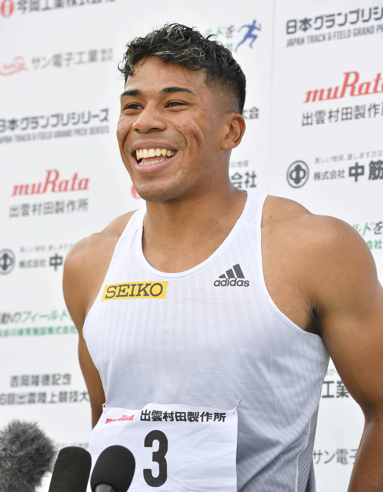 YOSHIOKAスプリント男子100メートル決勝　レースを終え、笑顔で取材を受けるデーデー・ブルーノ（撮影・岩下翔太）
