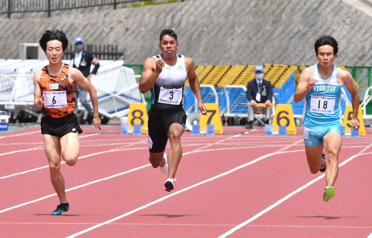 YOSHIOKAスプリント男子100メートル予選　デーデー・ブルーノ（中央）は1着で決勝に進出する（撮影・岩下翔太）