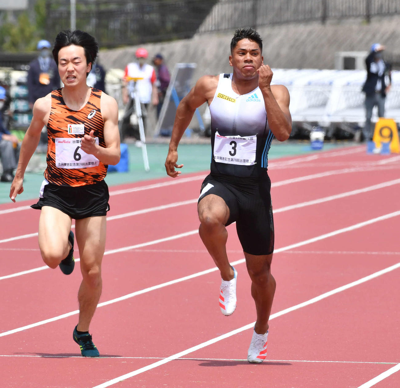 YOSHIOKAスプリント男子100メートル予選　デーデー・ブルーノ（右）は1着で決勝に進出する（撮影・岩下翔太）