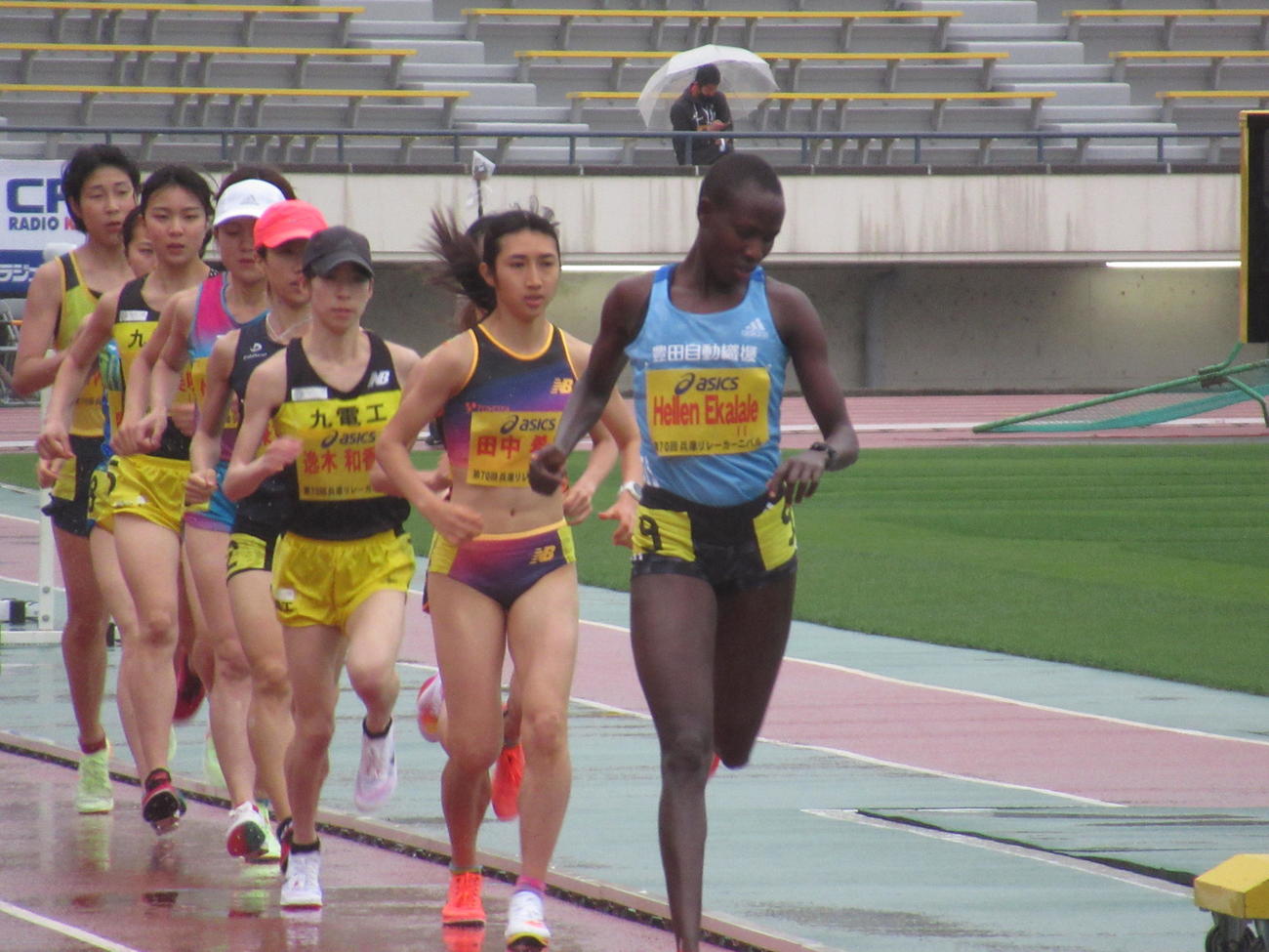 続けて女子1万メートルに出場した田中希実（右から2人目）