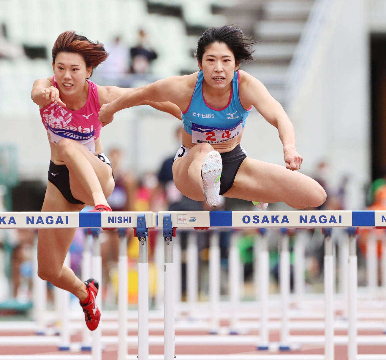 日本新記録の更新が期待される青木益未(右)