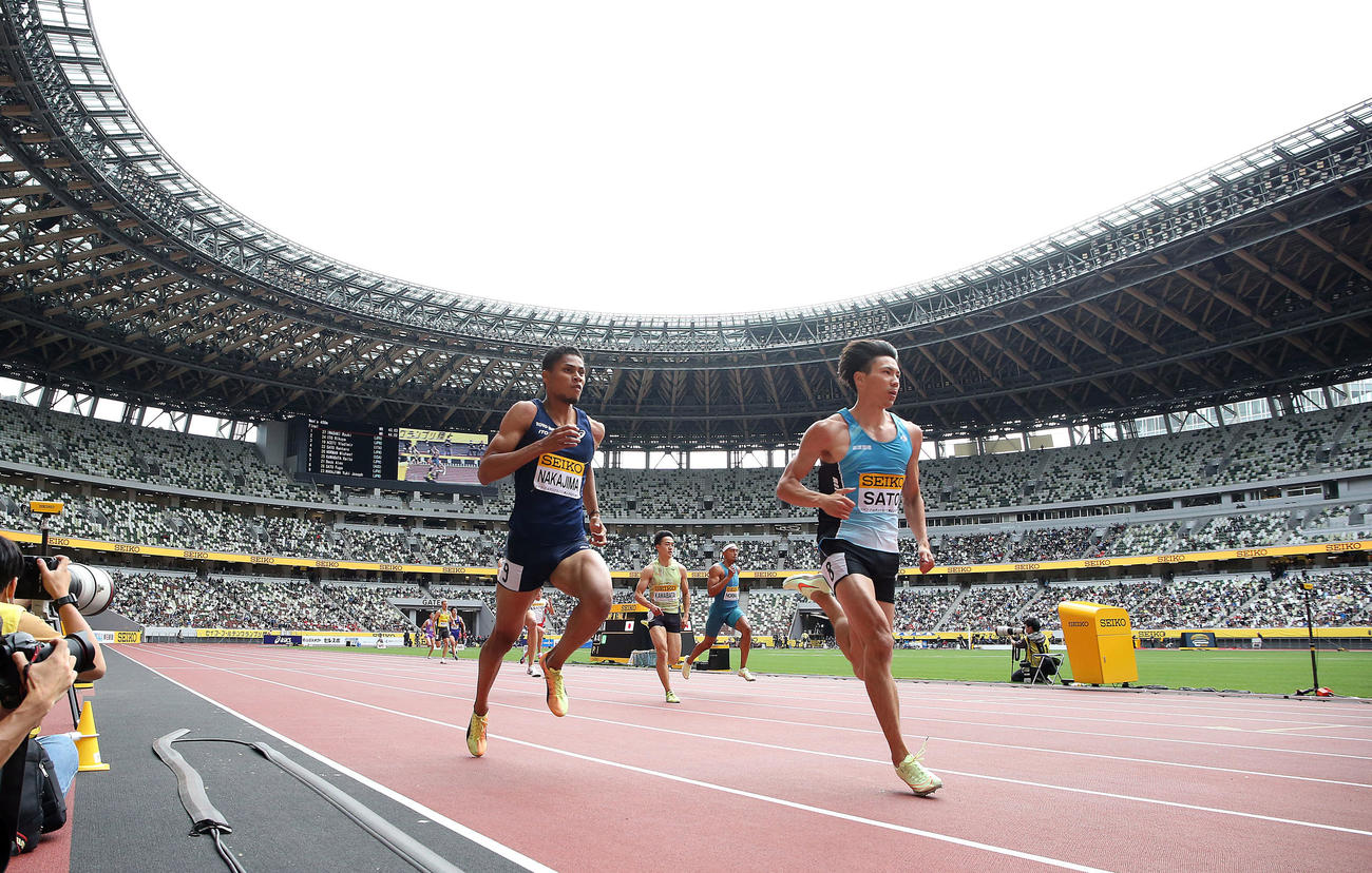男子400メートルで力走する2位の佐藤（右）（撮影・狩俣裕三）