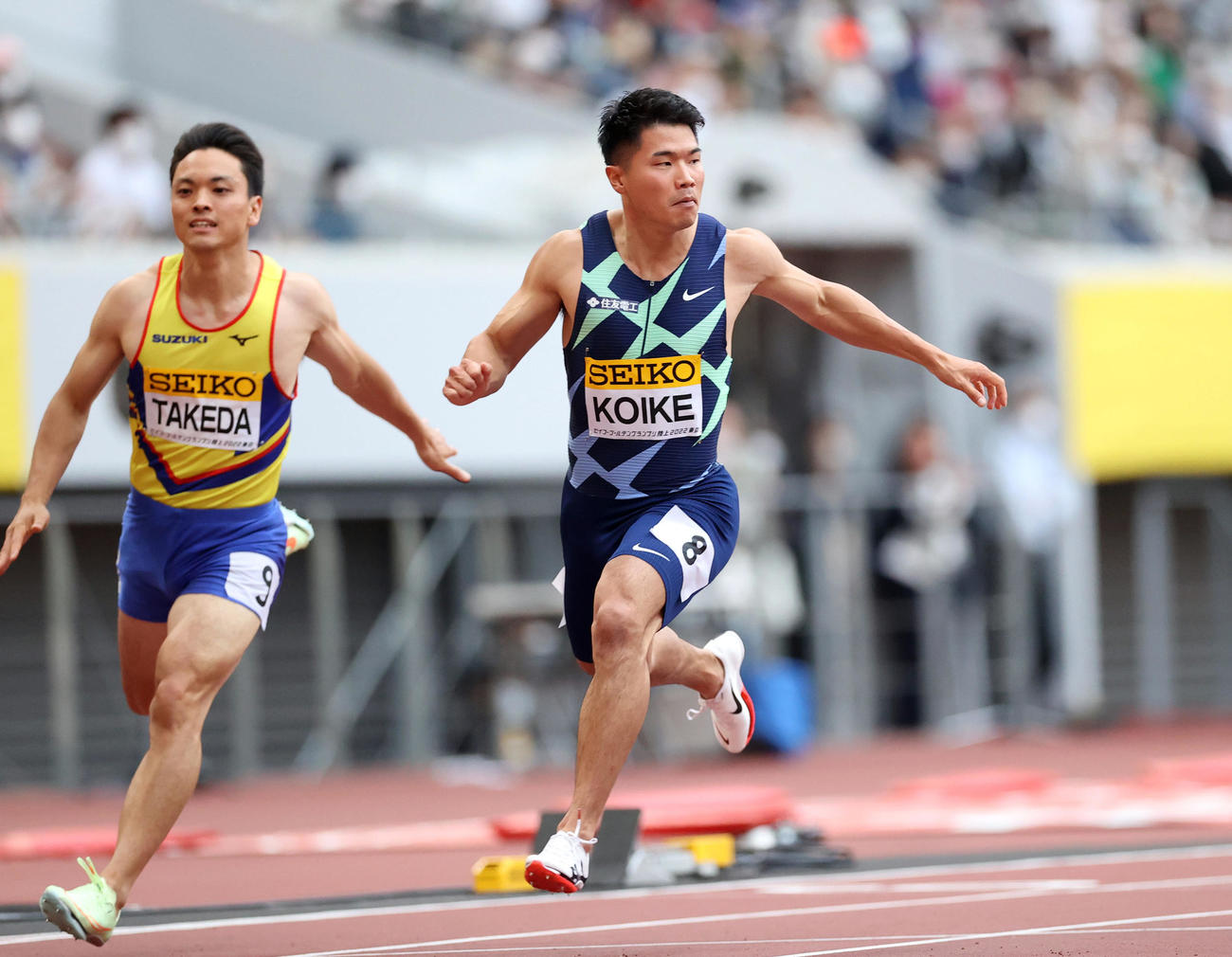 10秒22で2位の小池（右）（撮影・狩俣裕三）