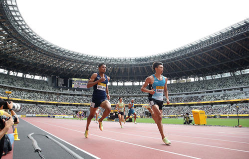 男子400メートルで力走する2位の佐藤（右）（撮影・狩俣裕三）