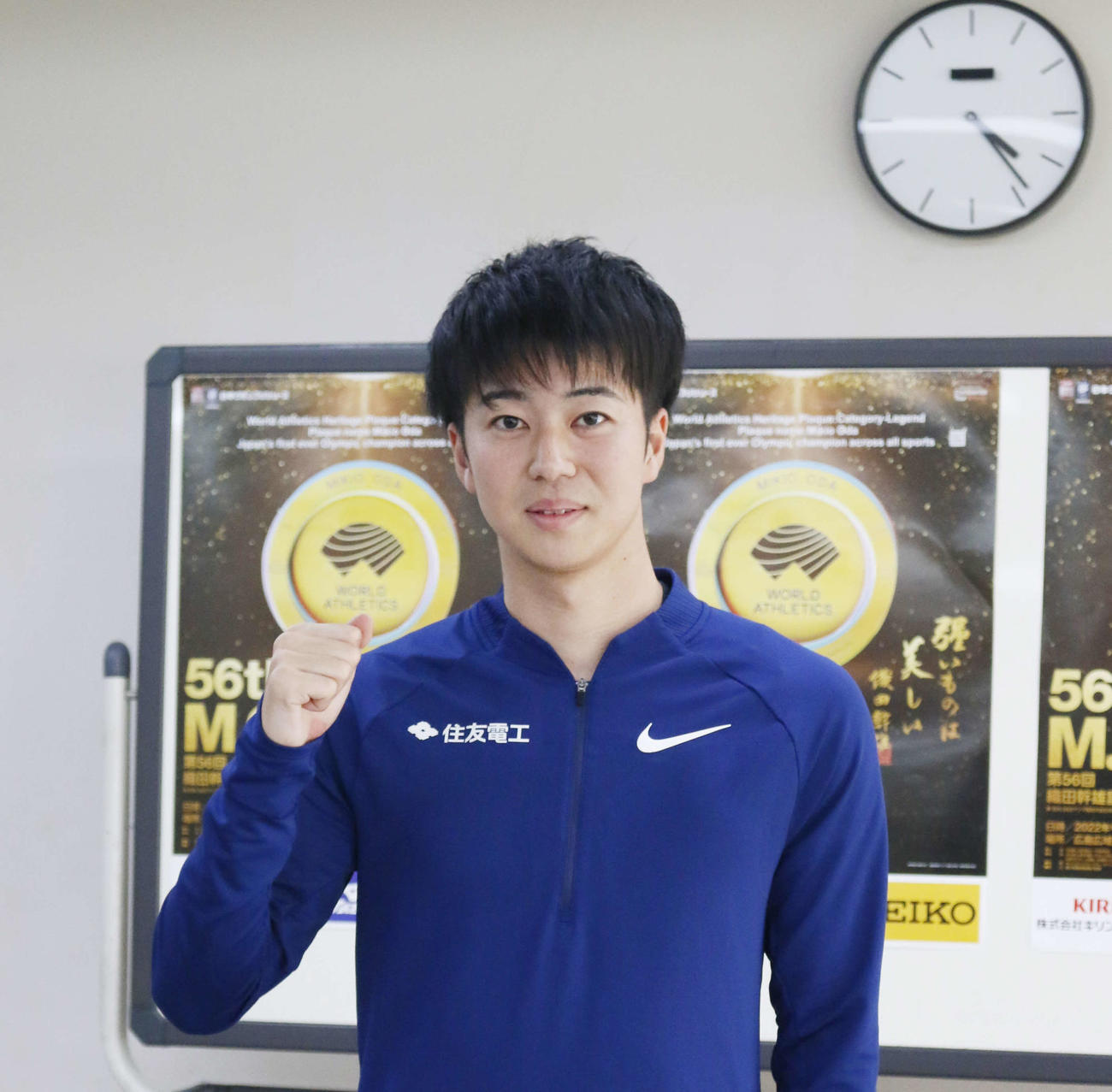 織田記念の前日会見でガッツポーズをつくる多田