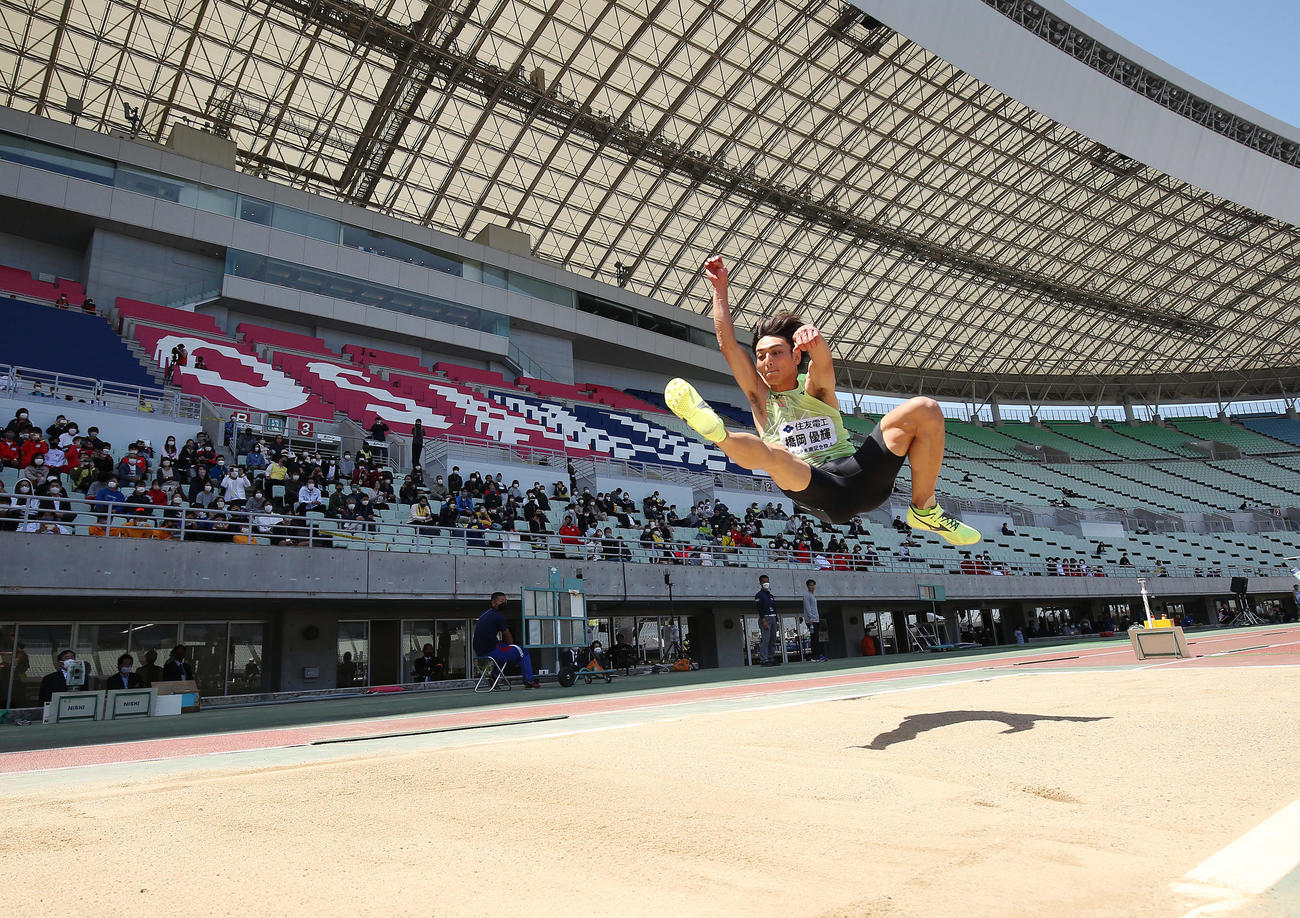 第9回木南道孝記念陸上競技大会　男子走り幅跳び決勝　跳躍する橋岡優輝（撮影・前田充）