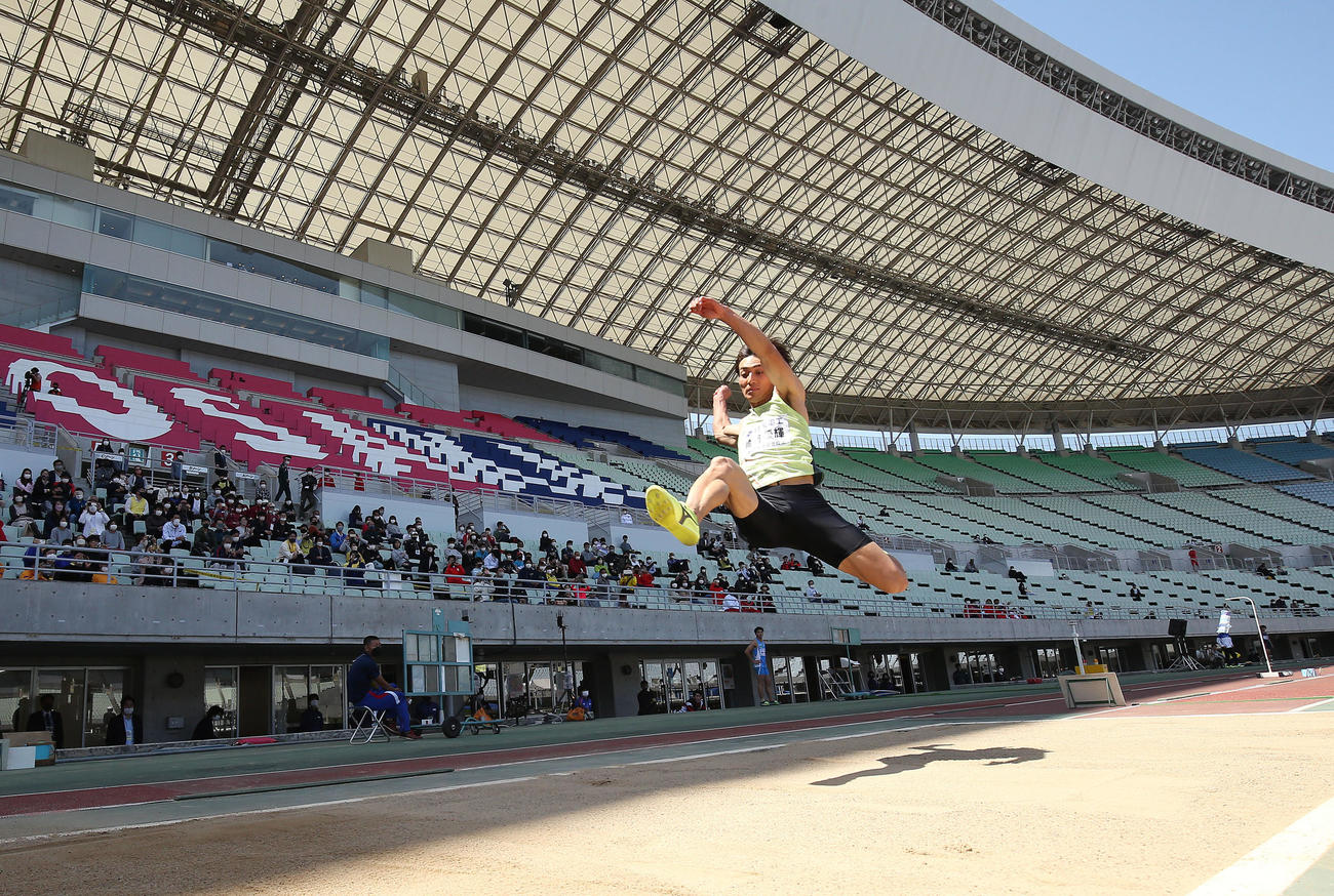 第9回木南道孝記念陸上競技大会　男子走り幅跳び決勝　2回目の跳躍に臨む橋岡優輝（撮影・前田充）