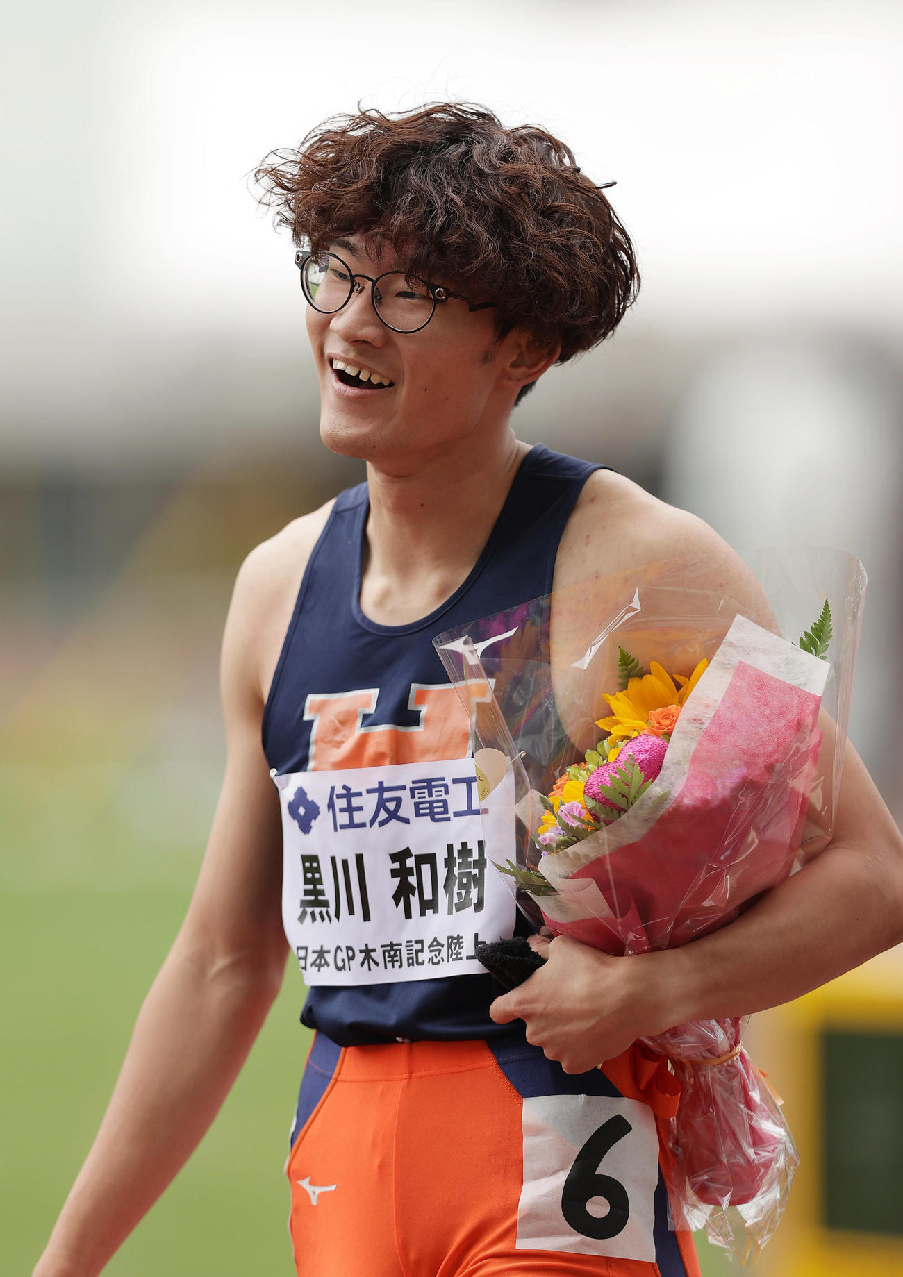 男子400メートル障害で優勝し、笑顔を見せる黒川和樹（撮影・前田充）