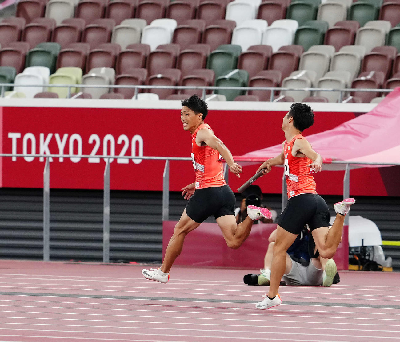 東京五輪の男子400メートルリレー決勝、バトンパスを失敗する1走の多田（右）と2走の山縣＝2021年8月6日