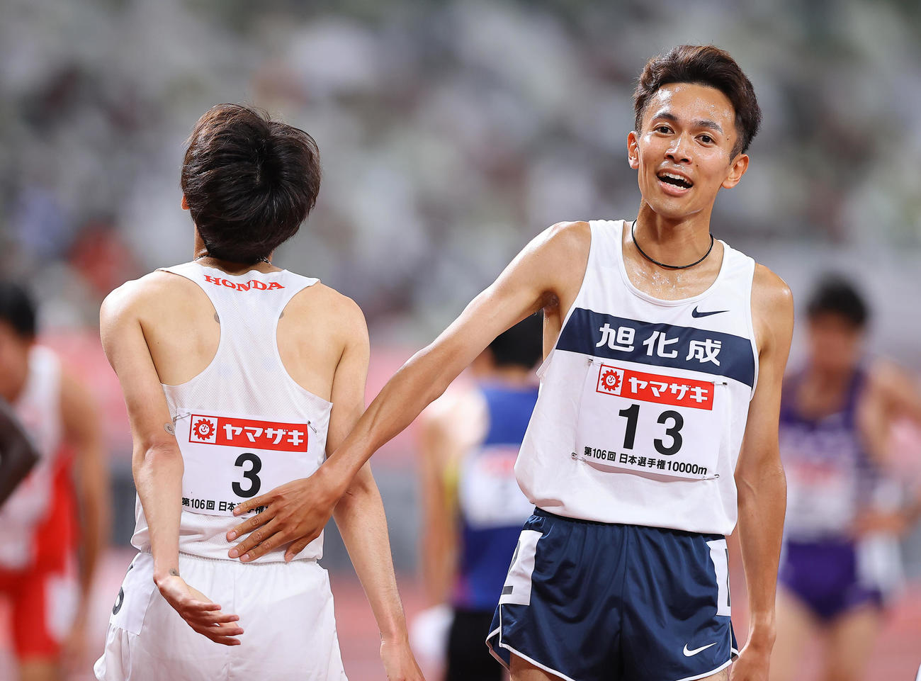 男子1万メートルを制し笑顔を見せる相沢（右）（撮影・垰建太）
