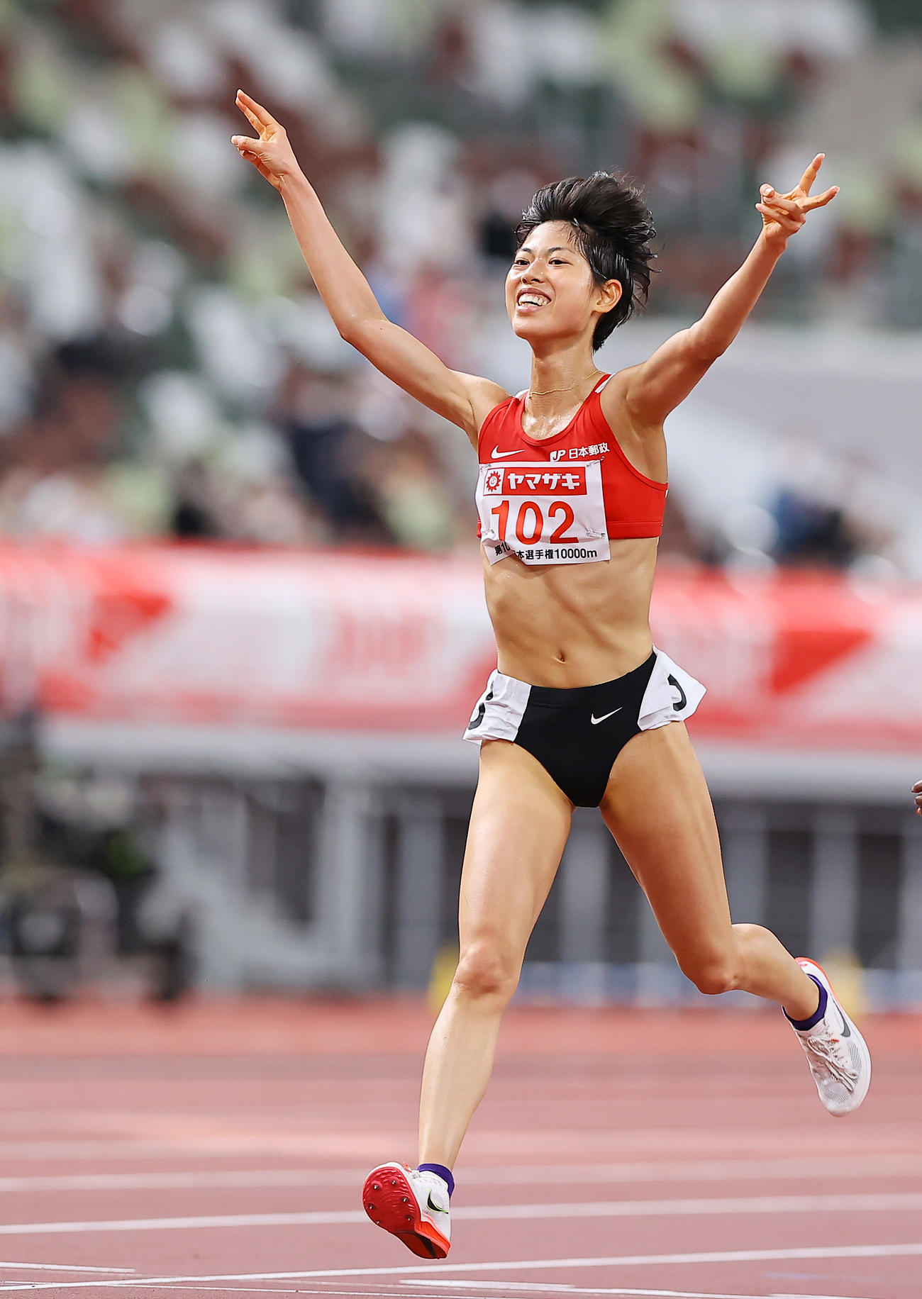 女子1万メートル、日本人首位でゴールし笑顔を見せる広中（撮影・垰建太）