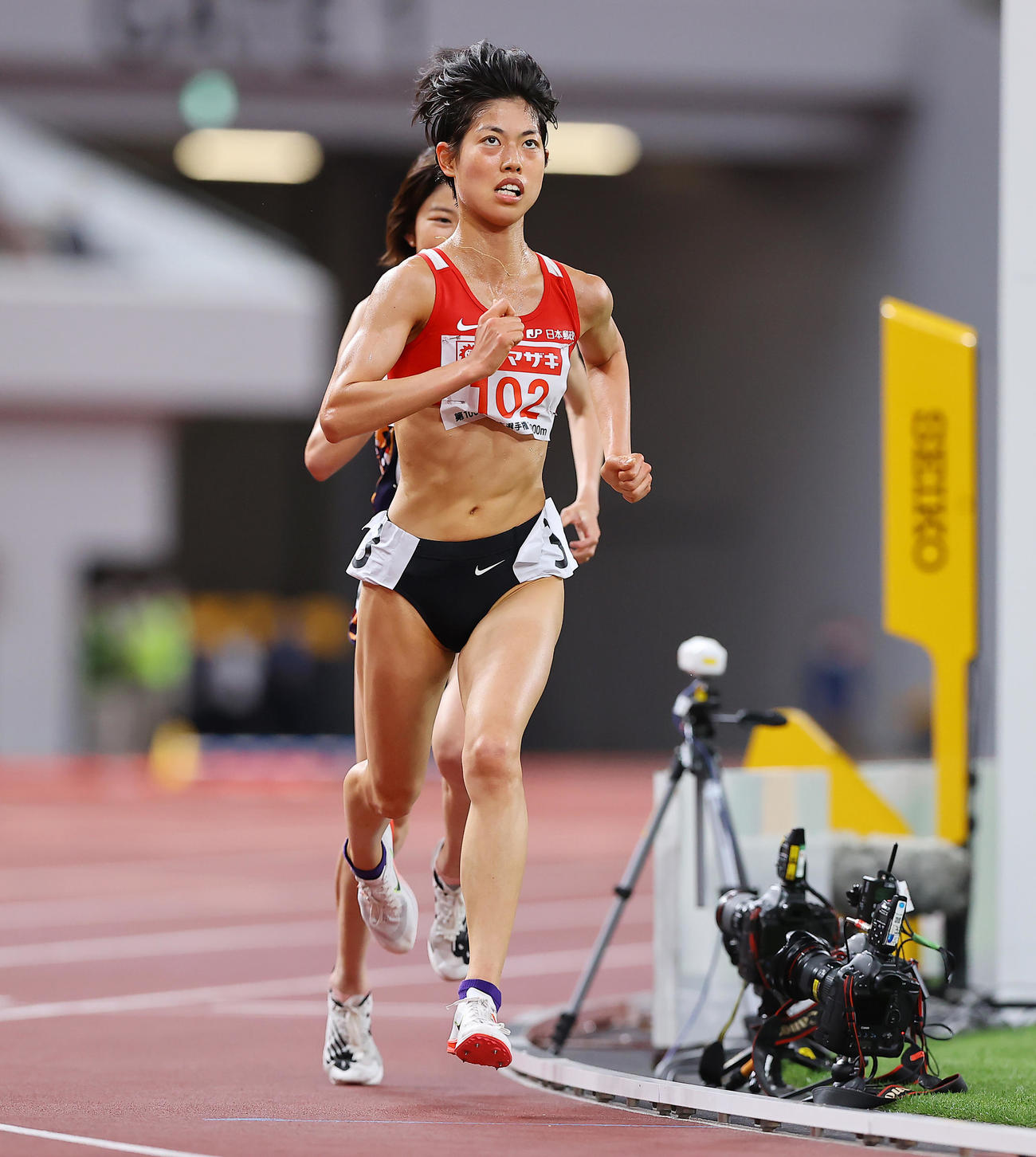 女子1万メートルで力走する広中（撮影・垰建太）