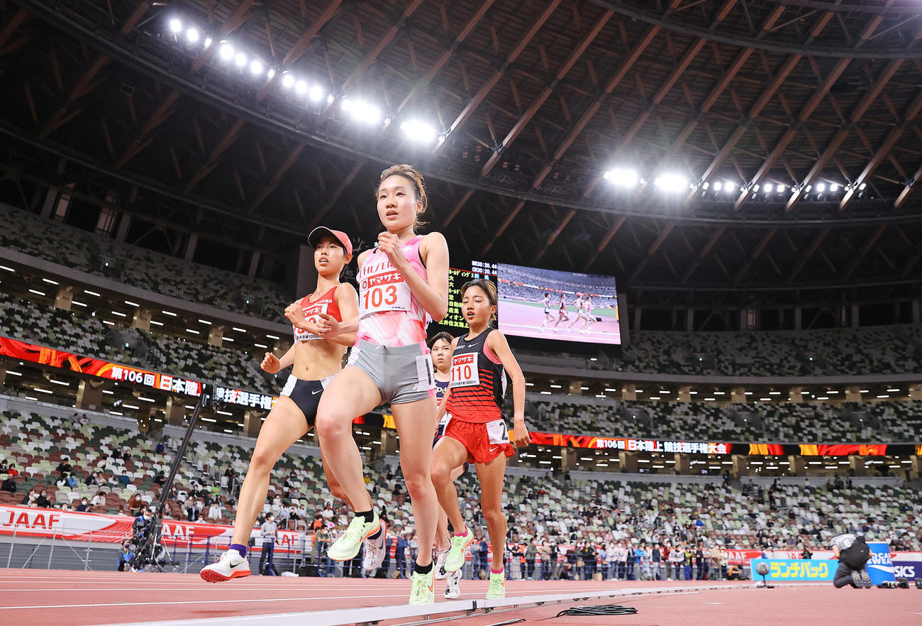 女子1万メートルで先頭争いを繰り広げる広中（左）と五島（中央）（撮影・垰建太）