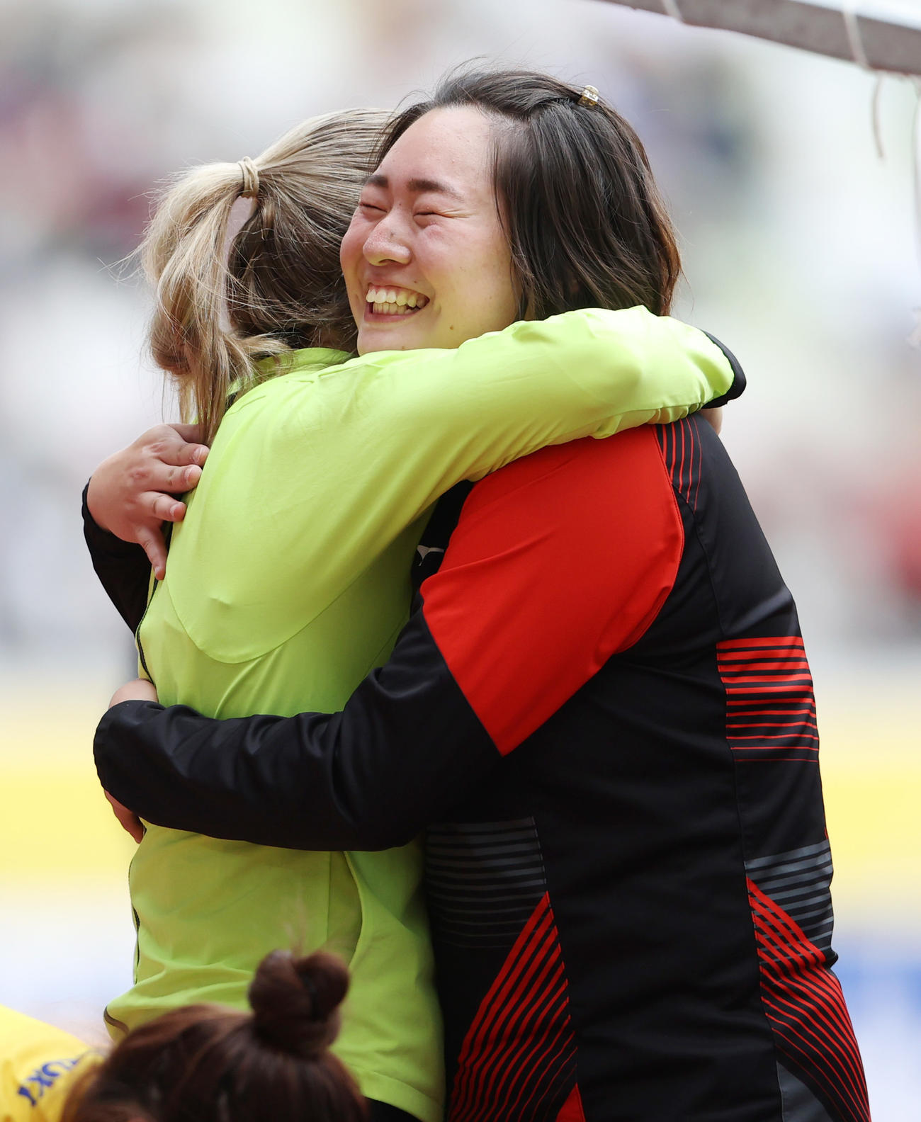 女子やり投げ　優勝し、笑顔で海外選手と抱き合い喜ぶ北口（撮影・狩俣裕三）