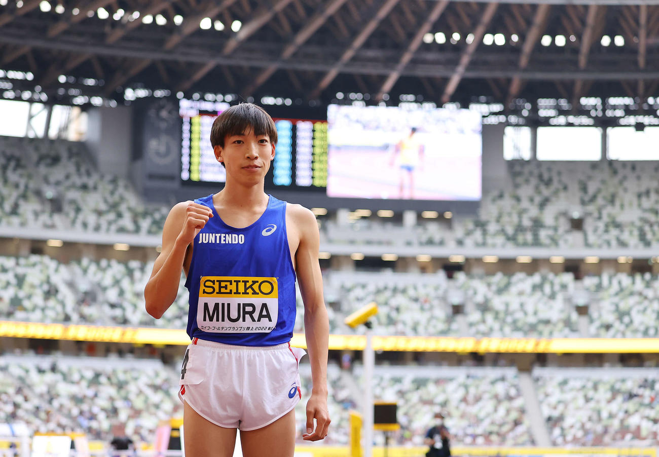 男子3000メートル障害　優勝しポーズを決める三浦（撮影・垰建太）
