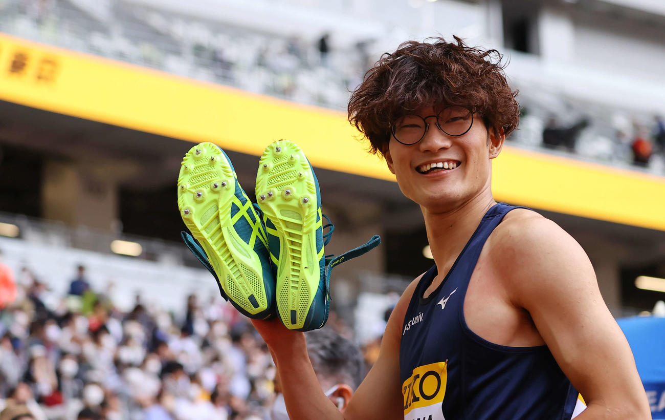 男子400メートルハードル　2着でゴールし笑顔を見せる黒川（撮影・垰建太）
