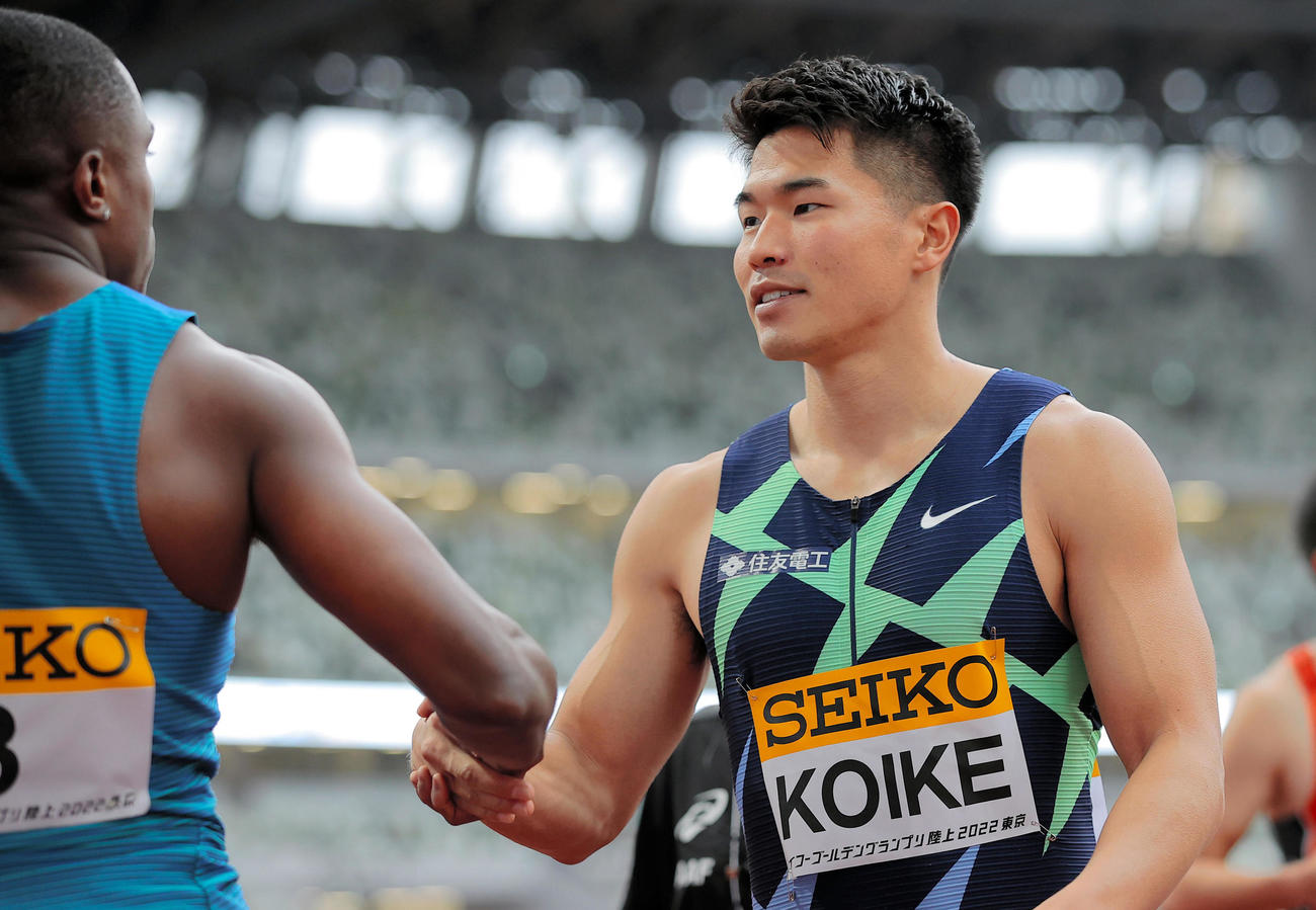男子100メートルで2位となった小池祐貴はレース後、優勝したクリスチャン・コールマンと握手（代表撮影）
