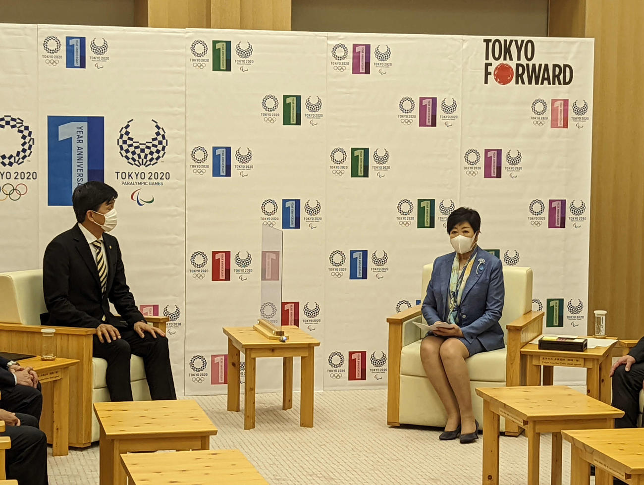 25年世界陸上選手権の東京招致に向けて、東京都庁で小池百合子知事（右）に応援要請を行う日本陸連の尾縣貢会長
