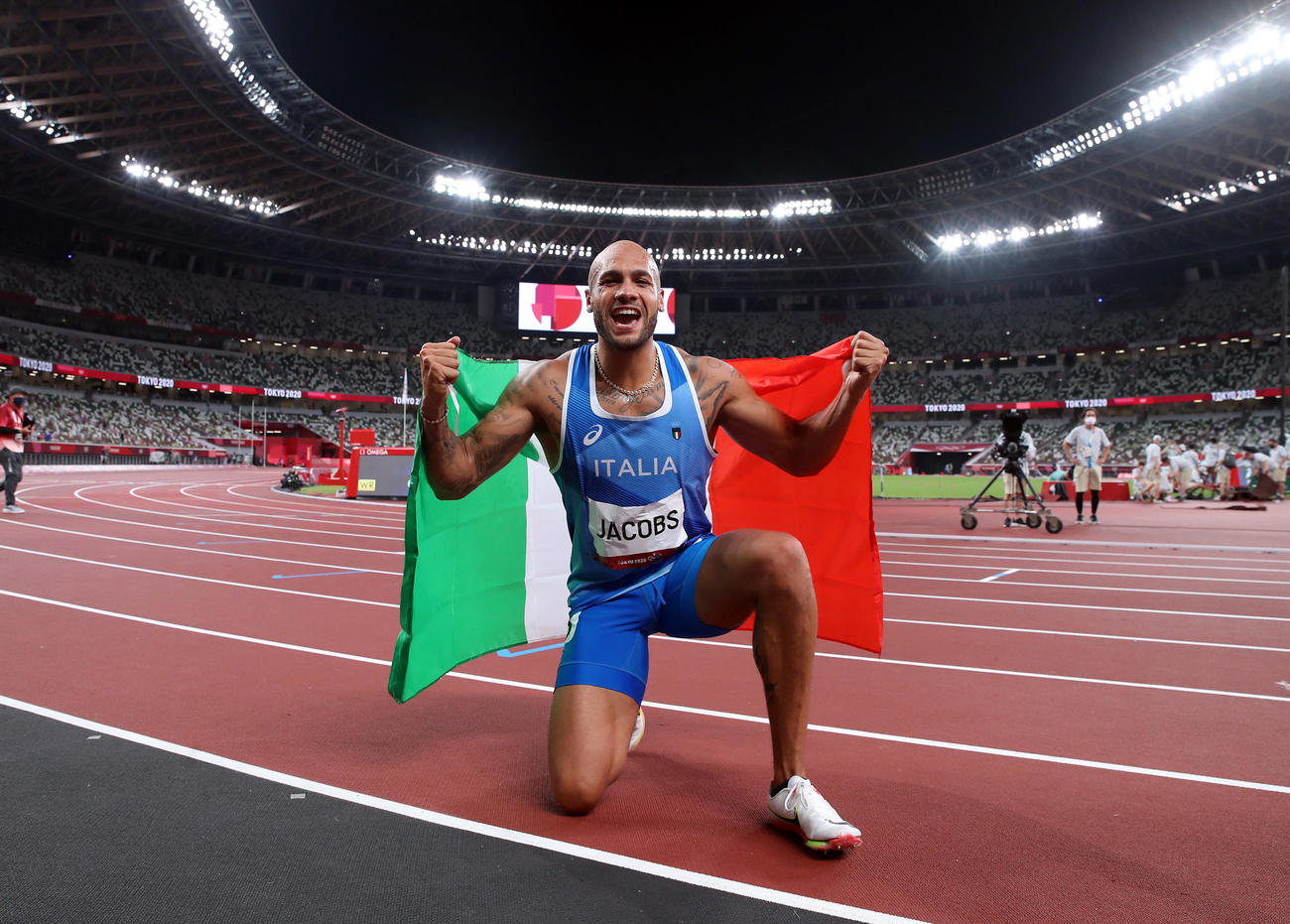 男子100メートル決勝で優勝したヤコブスは国旗を背にポーズを決める（8月1日、撮影・パオロ　ヌッチ）