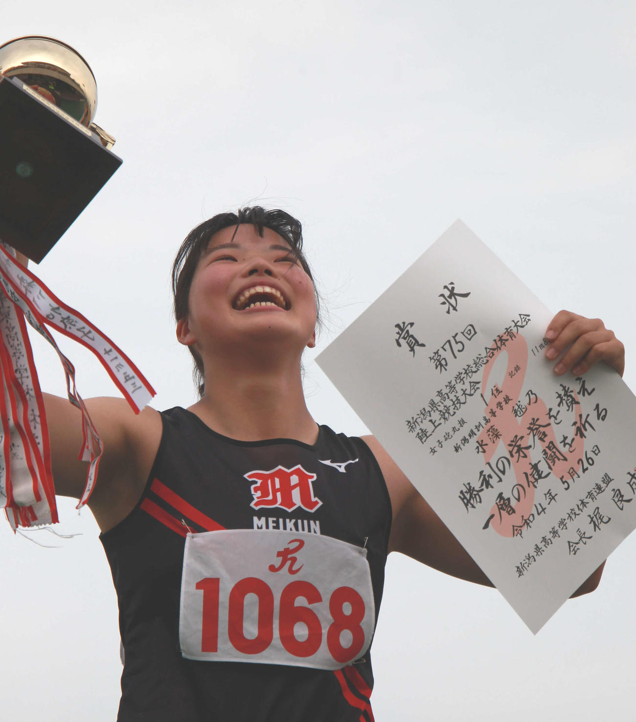 表彰台で歓喜を爆発させる女子砲丸投げ優勝の水藻