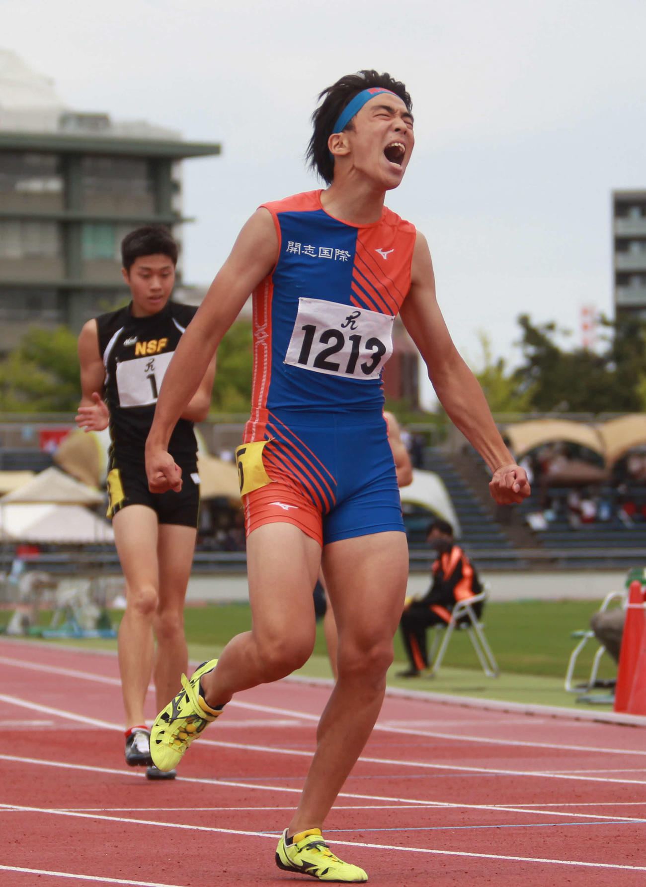 男子400メートルで大会新Vを果たした渡辺はゴール後に叫ぶ
