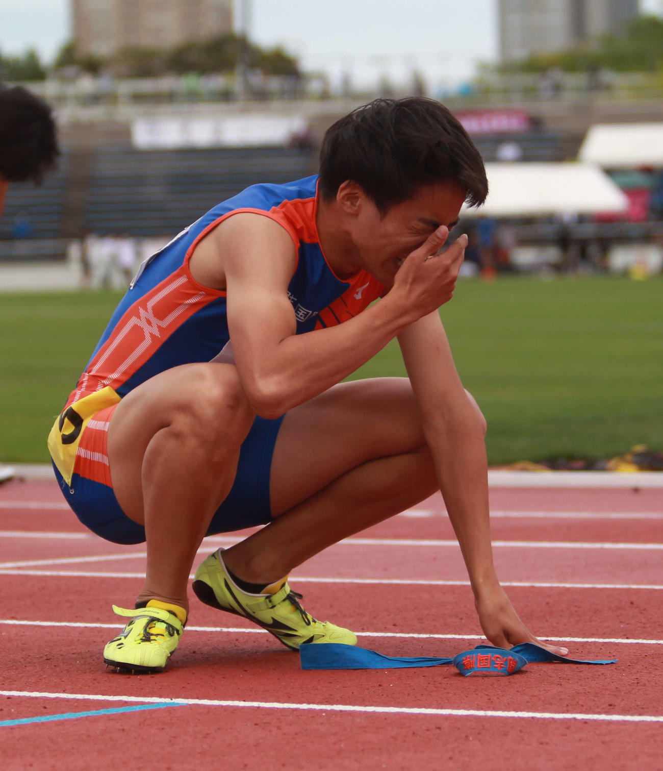 男子400メートルで大会新Vの渡辺はしゃがみ込んで涙