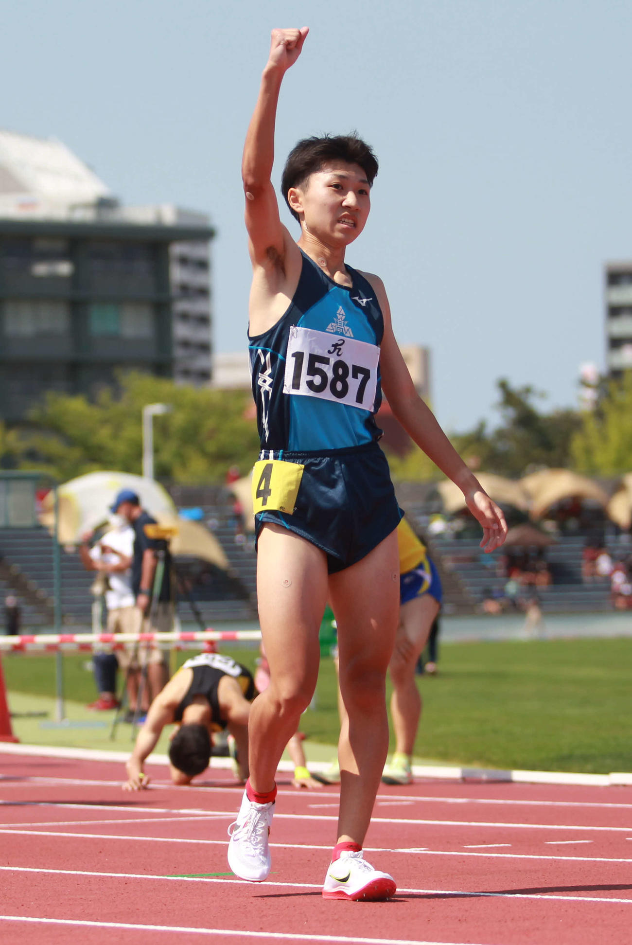 男子800メートルを制した鷲尾はガッツポーズ