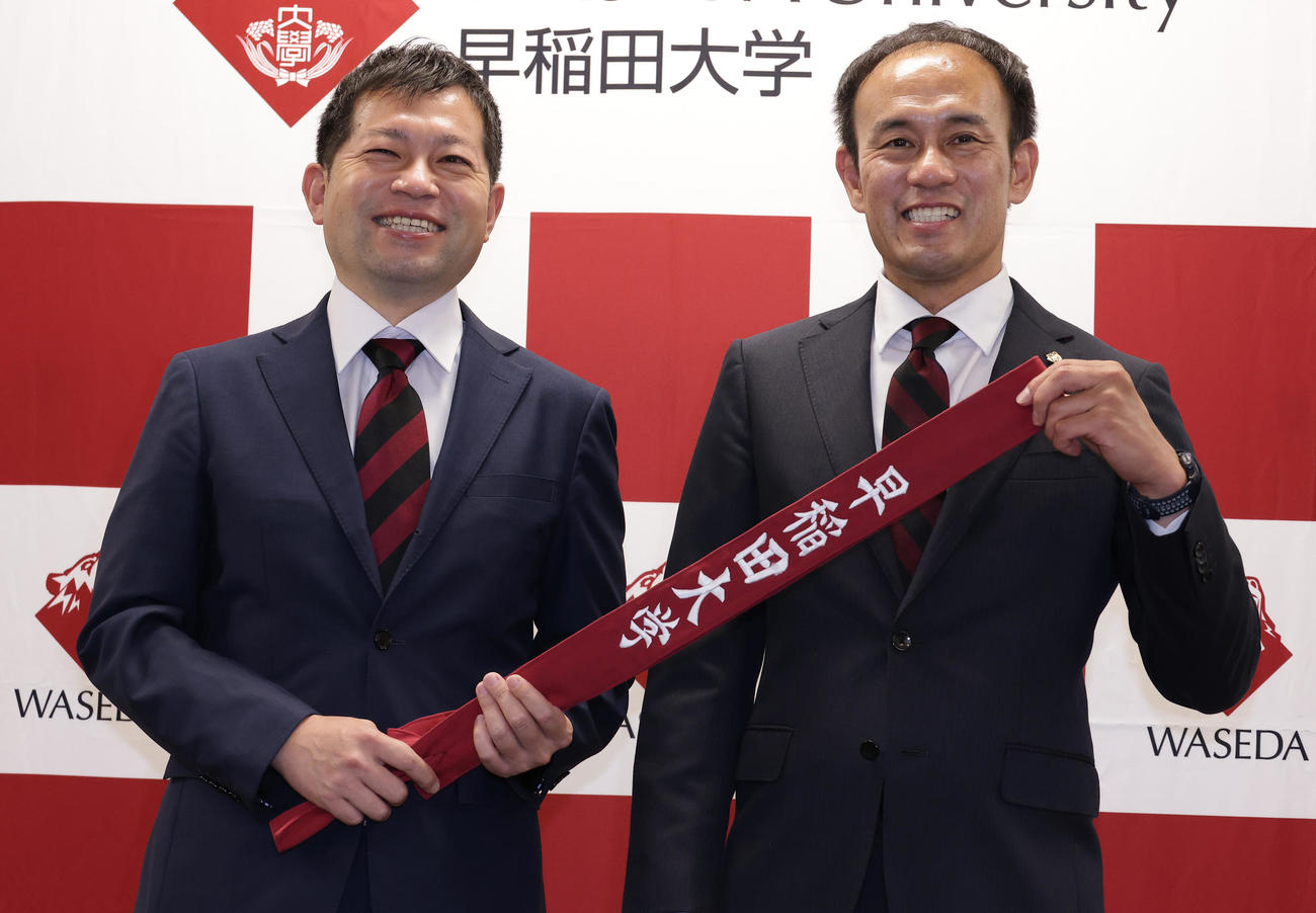 相楽前監督（左）と2人でたすきを手にする早大競走部駅伝花田新監督（撮影・中島郁夫）