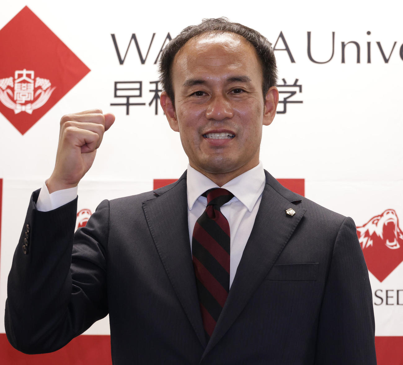 ガッツポーズする早大競走部駅伝花田新監督（撮影・中島郁夫）