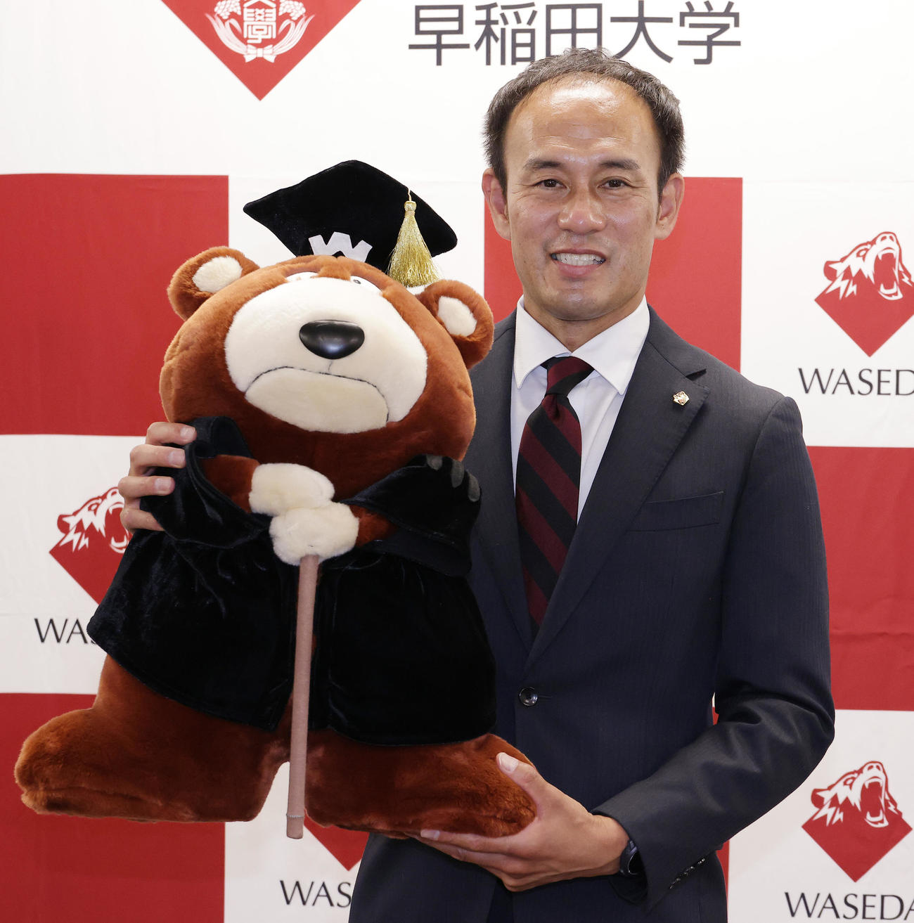 ワセダベアを手にする早大競走部駅伝花田新監督（撮影・中島郁夫）