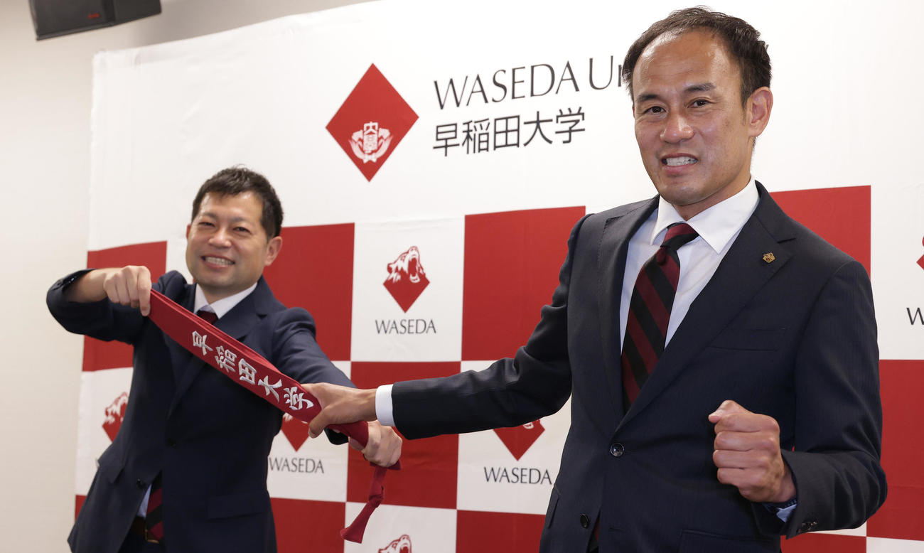 相楽前監督（左）からたすきを手渡される早大競走部駅伝花田新監督（撮影・中島郁夫）