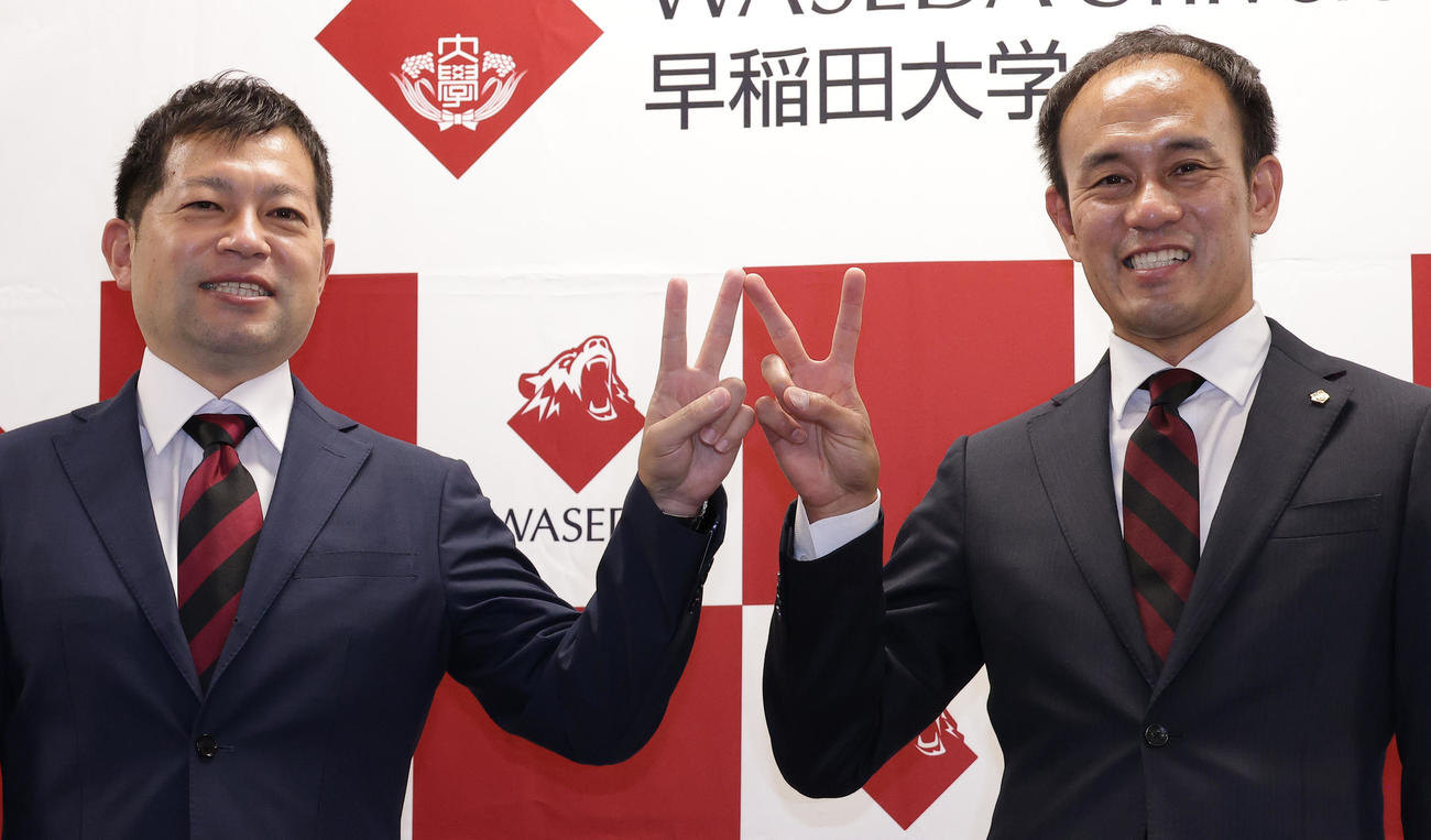 相楽前監督（左）と2人で「W」を作る早大競走部駅伝花田新監督（撮影・中島郁夫）