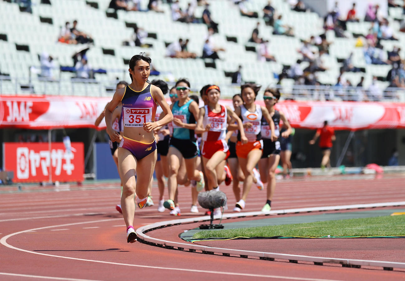 女子1500メートル予選で先頭を独走するする田中（撮影・垰建太）
