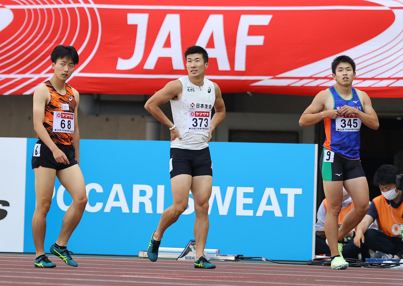 男子100メートル予選、予選を終え笑顔を見せる桐生（中央）と伊藤（右）。左は宮本（撮影・垰建太）