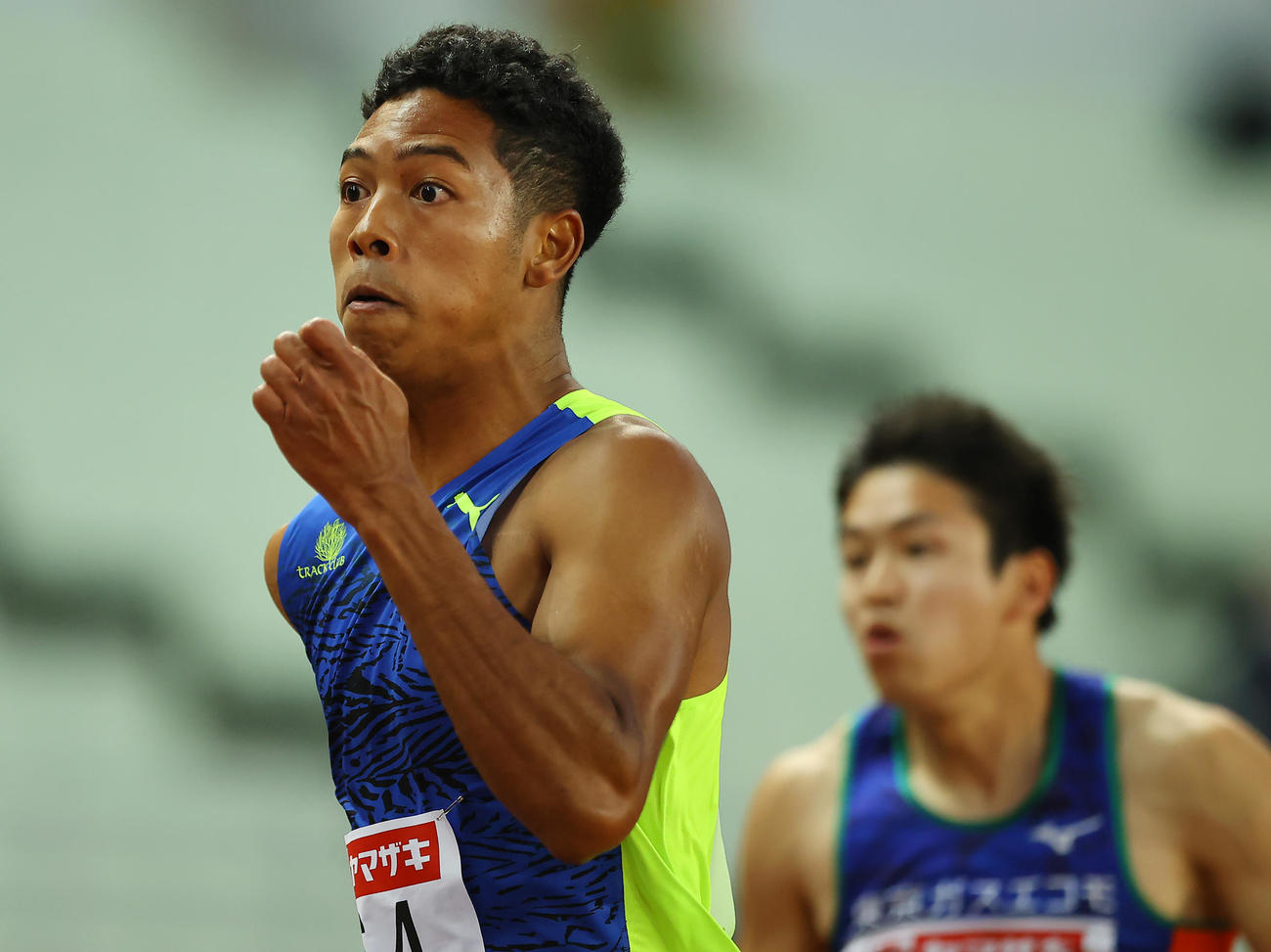 男子100メートル準決勝で力走するサニブラウン（右）（撮影・垰建太）