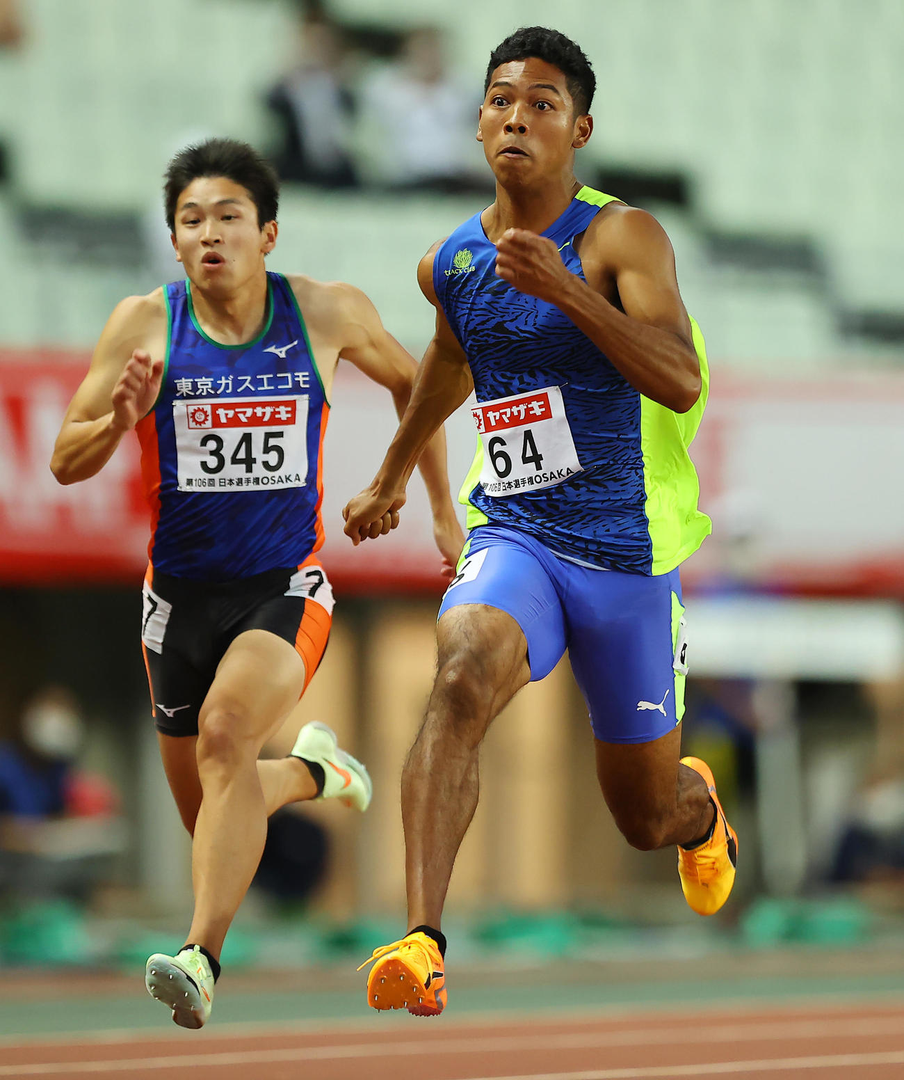 男子100メートル準決勝で力走するサニブラウン（右）（撮影・垰建太）