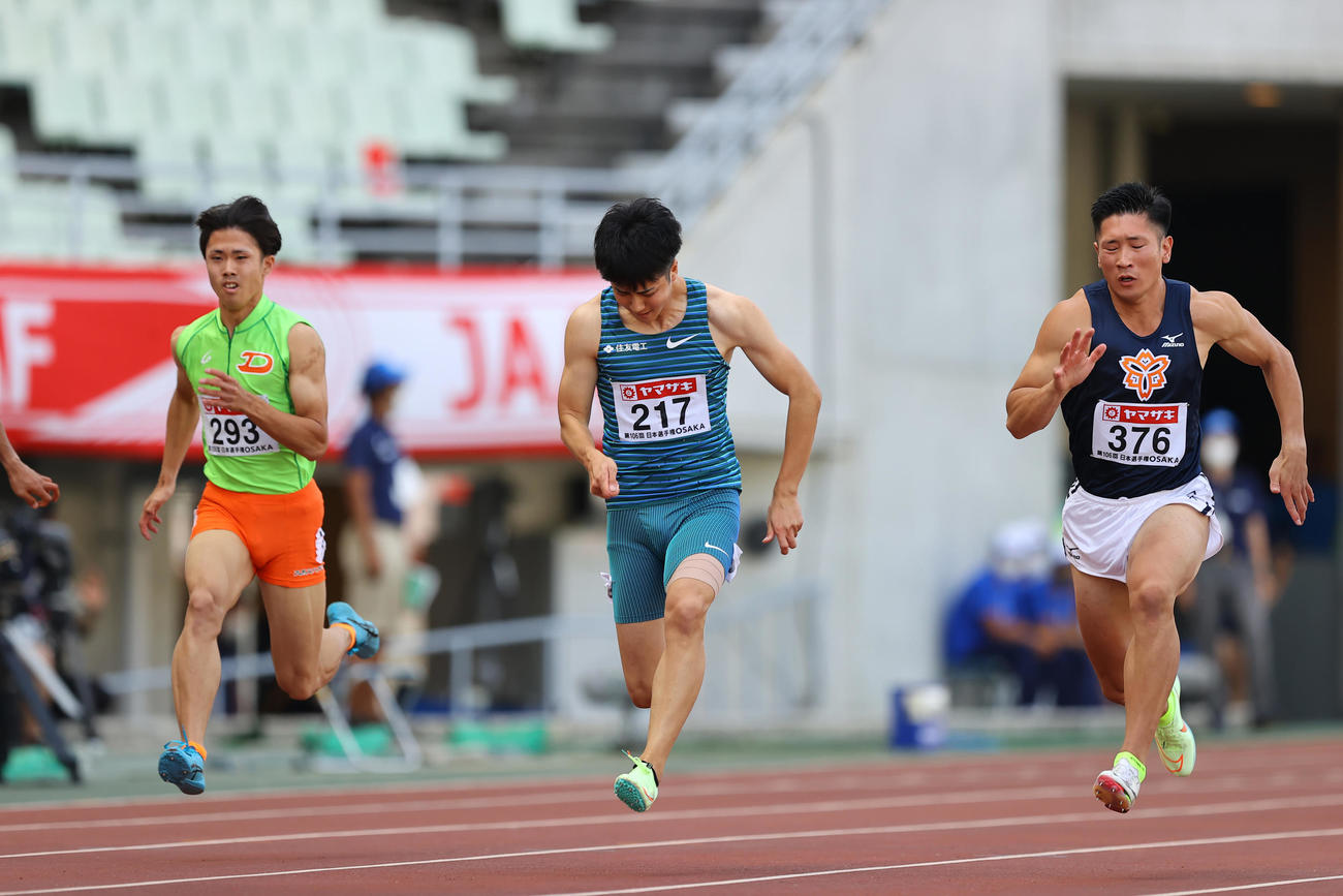 男子100メートル予選、予選で力走する多田（中央）（撮影・垰建太）