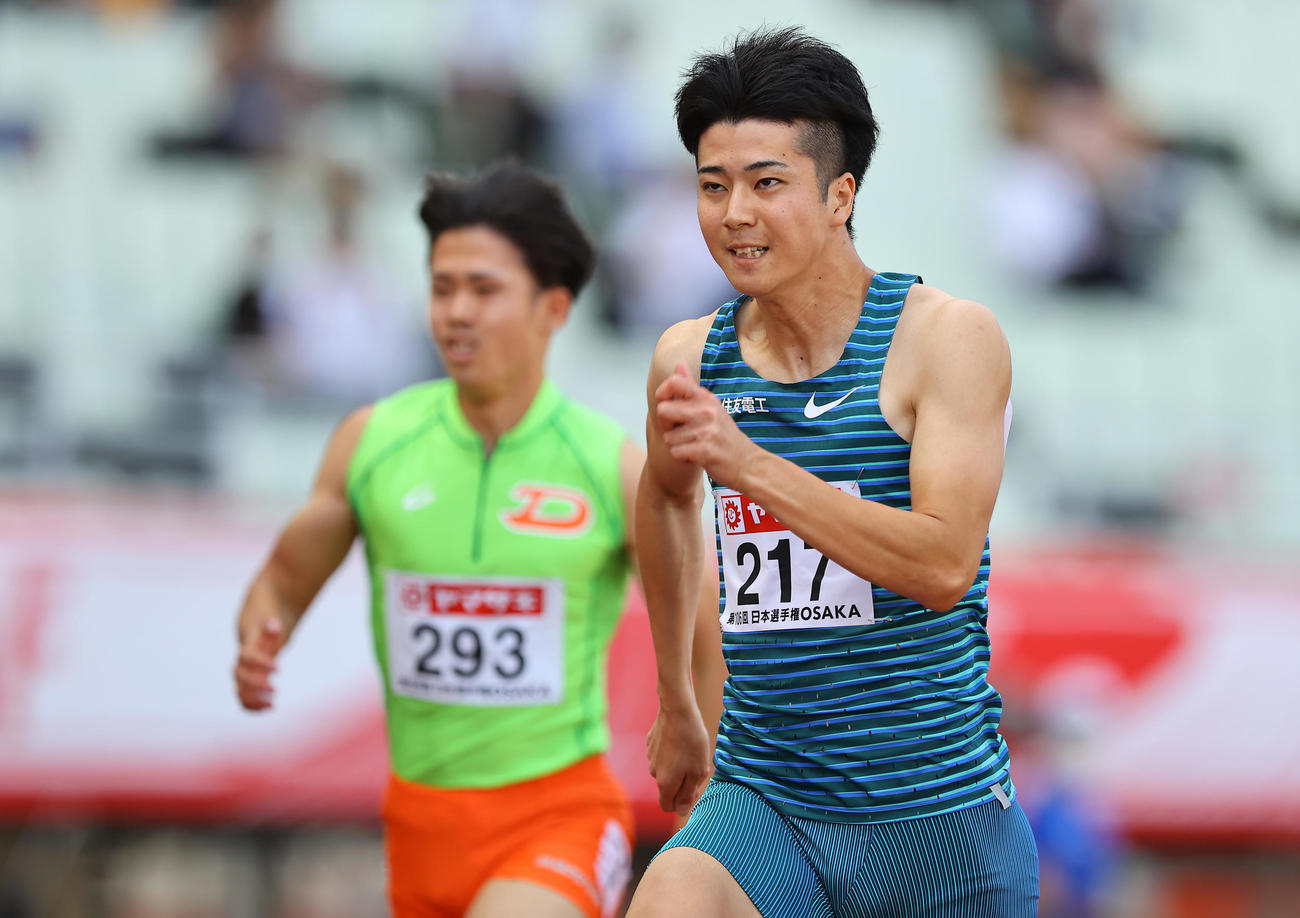 男子100メートル予選、予選で力走する多田（右）（撮影・垰建太）