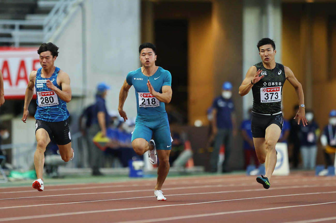 男子100メートル準決勝で力走する坂井左）、小池（中央）、桐生（撮影・垰建太）