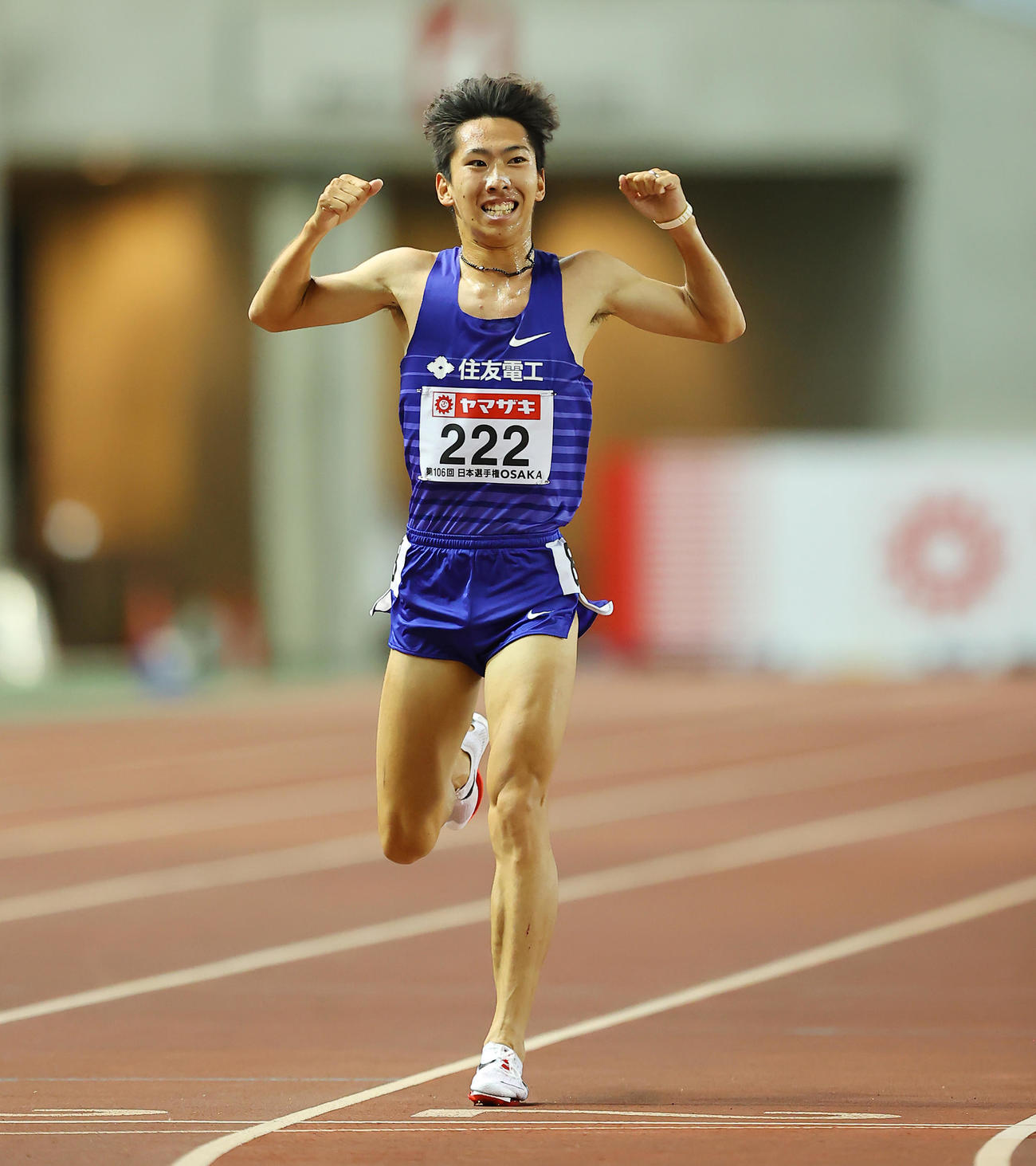 男子5000メートル決勝、1位でゴールしガッツポーズする遠藤（撮影・垰建太）
