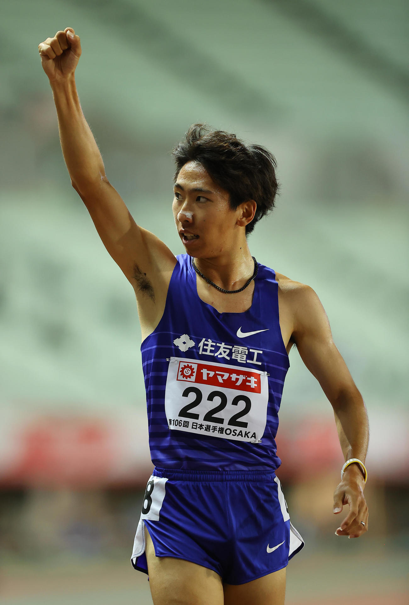 男子5000メートル決勝、1位でゴールしガッツポーズする遠藤（撮影・垰建太）