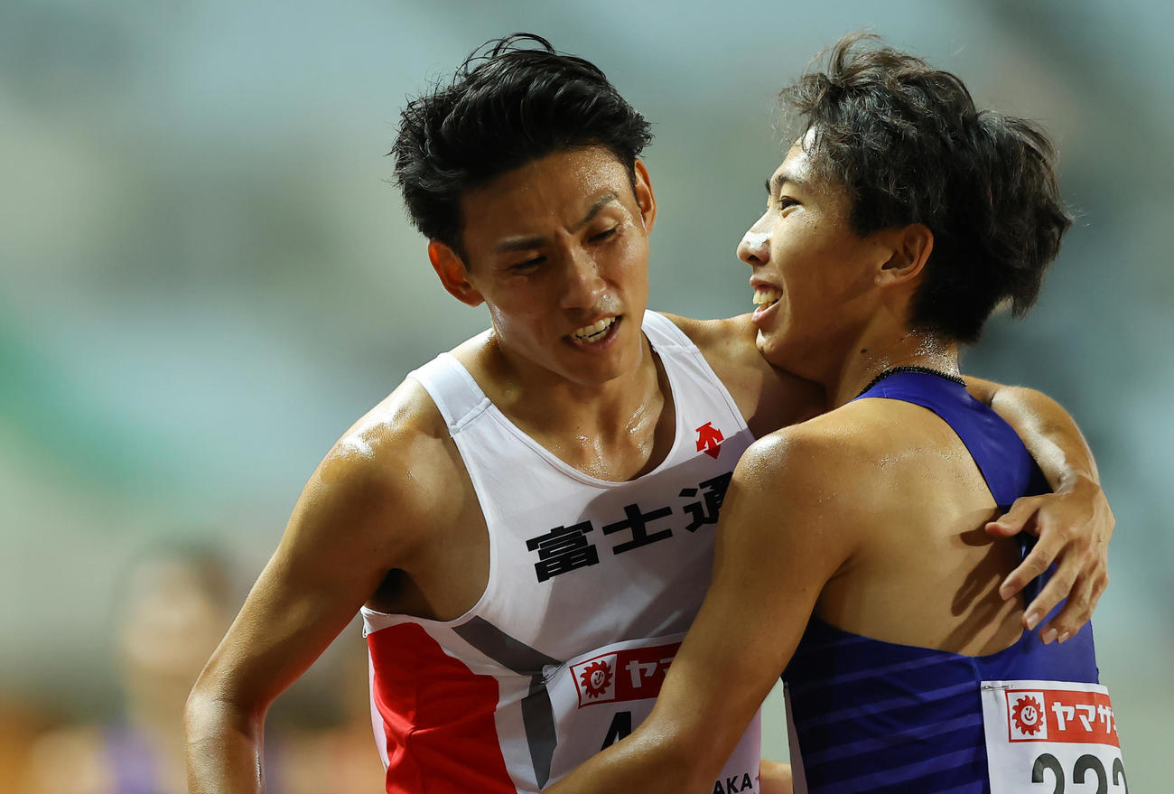 男子5000メートル決勝、1位でゴールした遠藤（右）は松枝と健闘をたたえ合い抱き合う（撮影・垰建太）