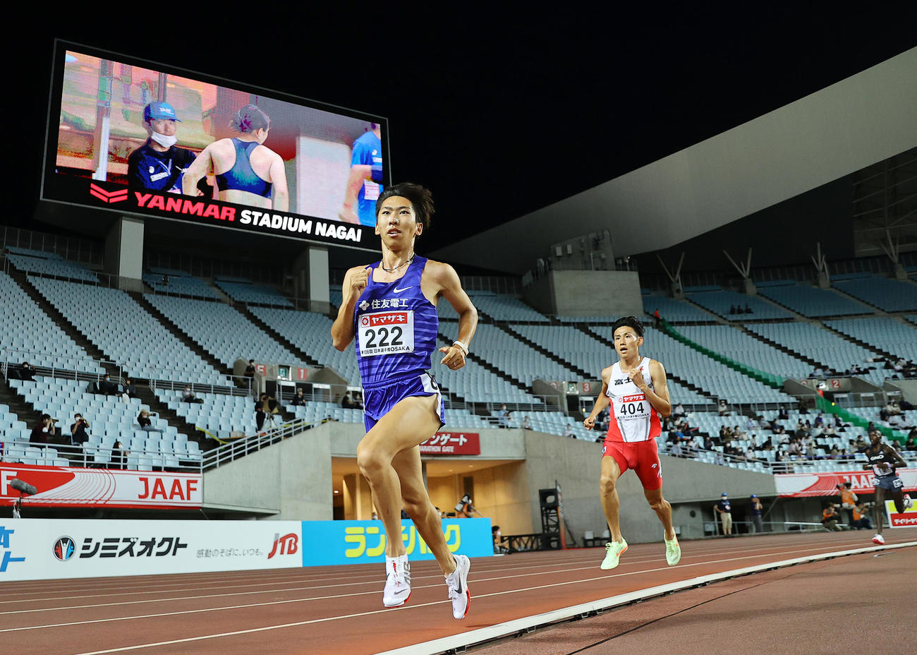 男子5000メートル決勝、松枝（右）をかわし首位に立つ遠藤（撮影・垰建太）