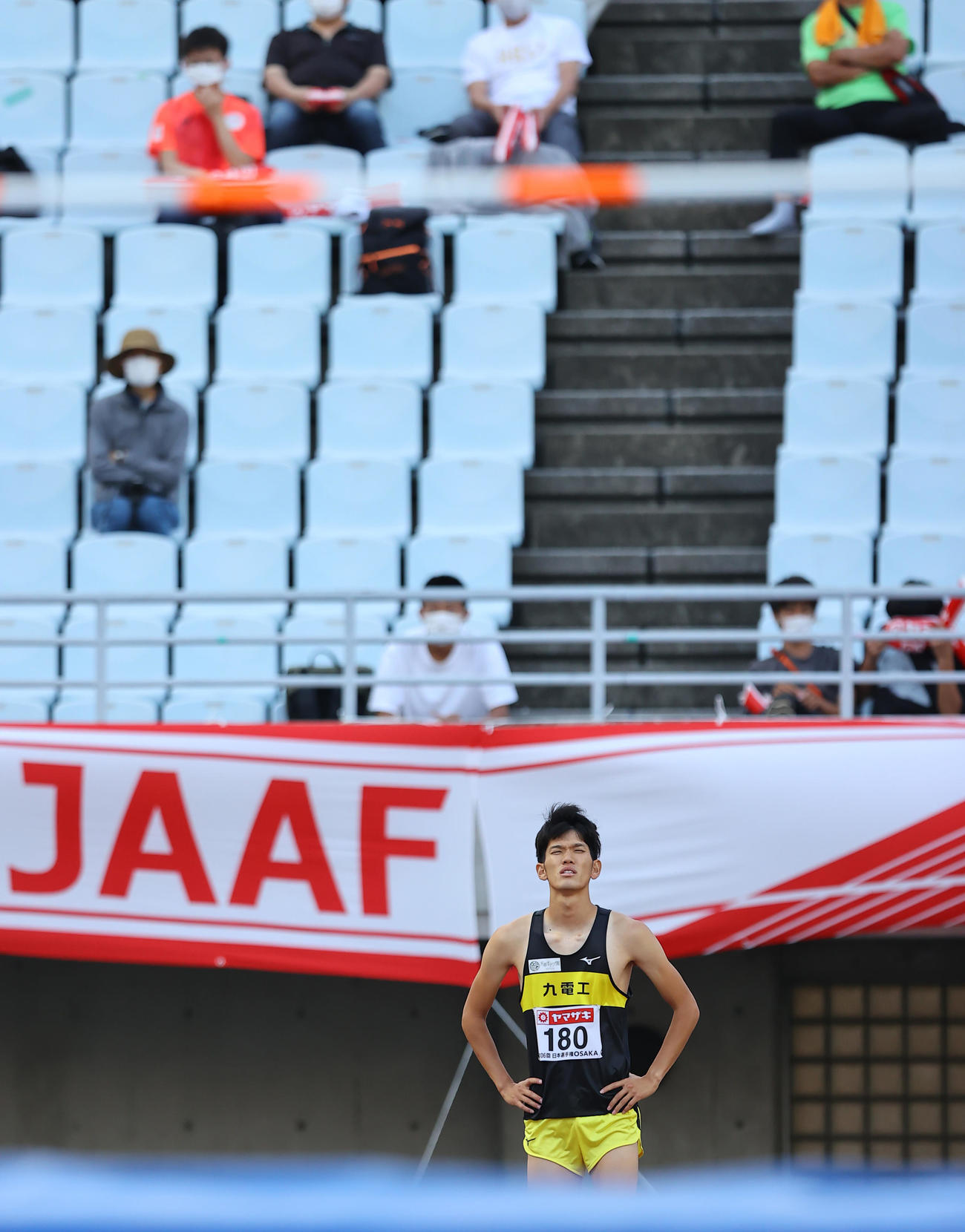 男子走り高跳び決勝、2メートル30センチに挑戦し引き上げられたバーを見つめる真野（撮影・垰建太）