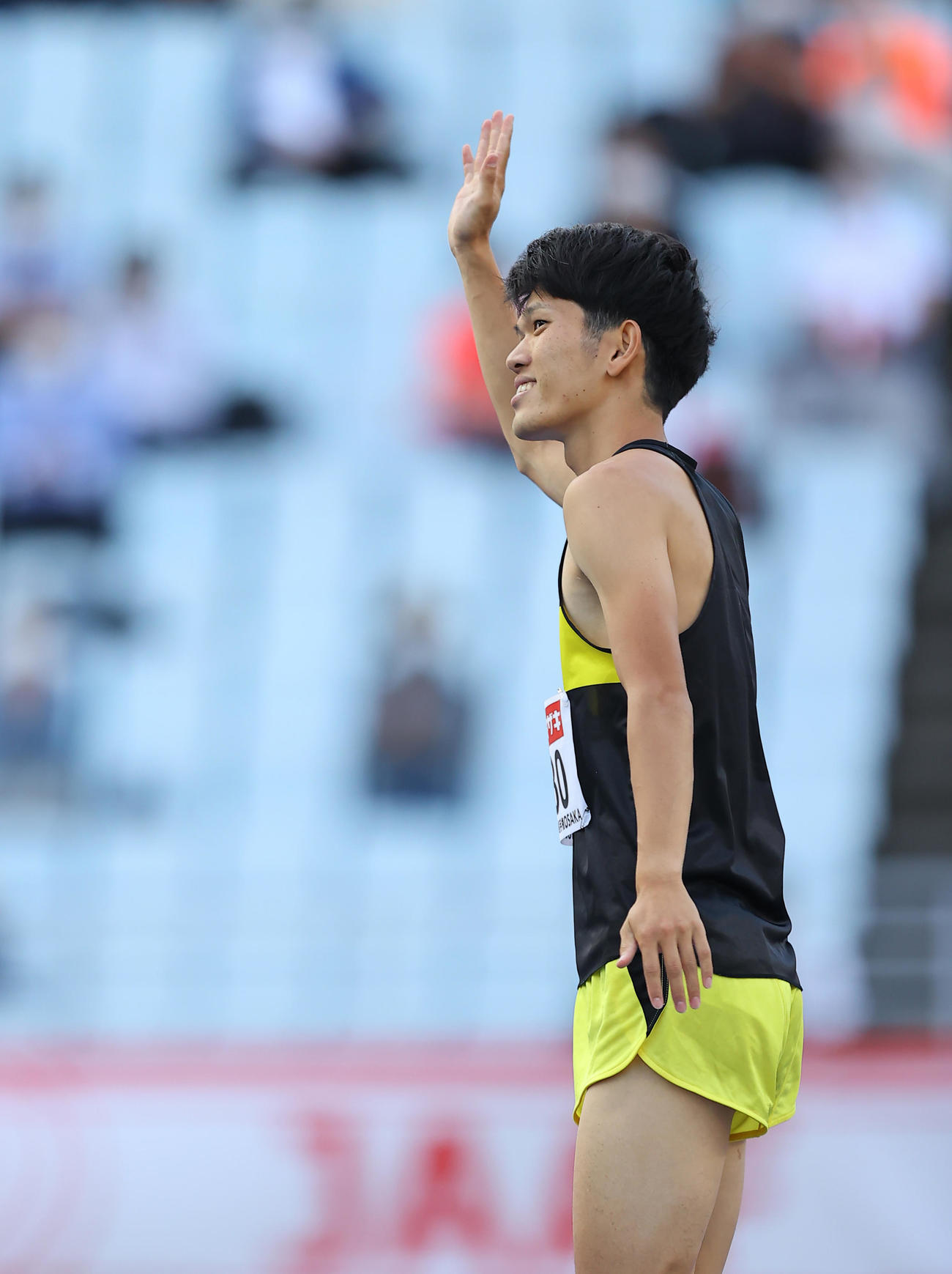 男子走り高跳び決勝、2メートル30センチに挑戦し失敗するも優勝した真野はスタンドの拍手に応える（撮影・垰建太）