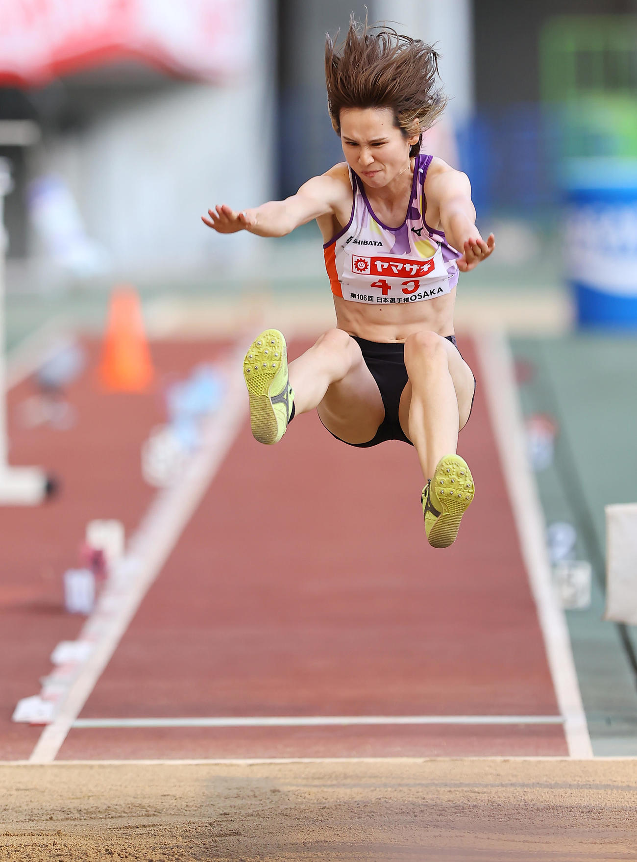 女子走り幅跳び決勝で跳躍する秦（撮影・垰建太）
