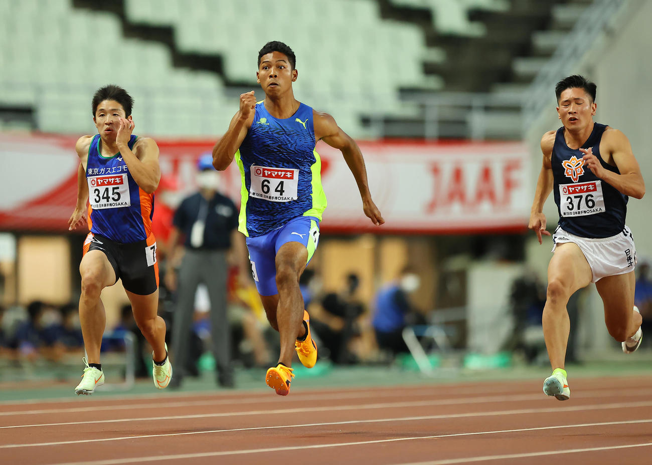 男子100メートル準決勝で力走するサニブラウン（中央）（撮影・垰建太）