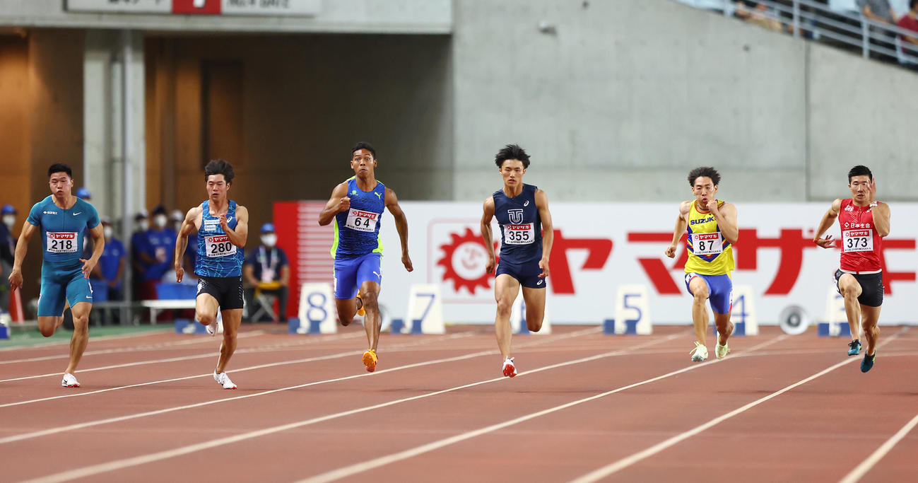 男子100メートル決勝で力走する小池祐貴、坂井、サニブラウン、柳田、鈴木、桐生（撮影・垰建太）