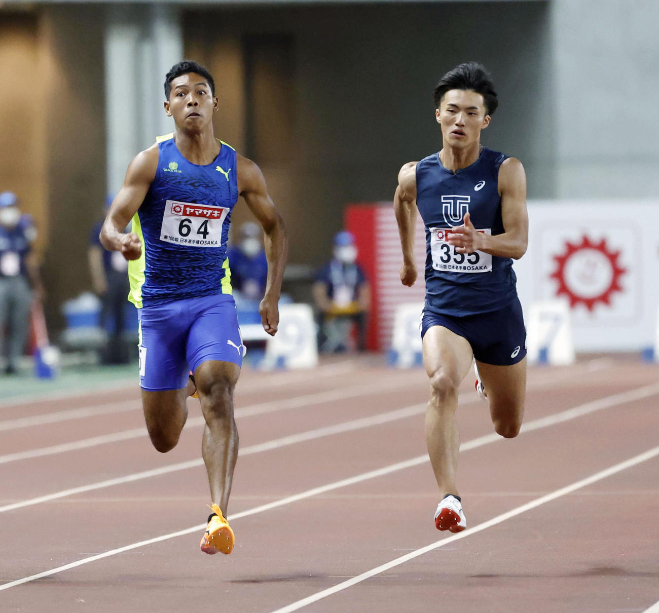 男子100メートル決勝で力走する、優勝したサニブラウン・ハキーム（左）と3位の柳田大輝（共同）