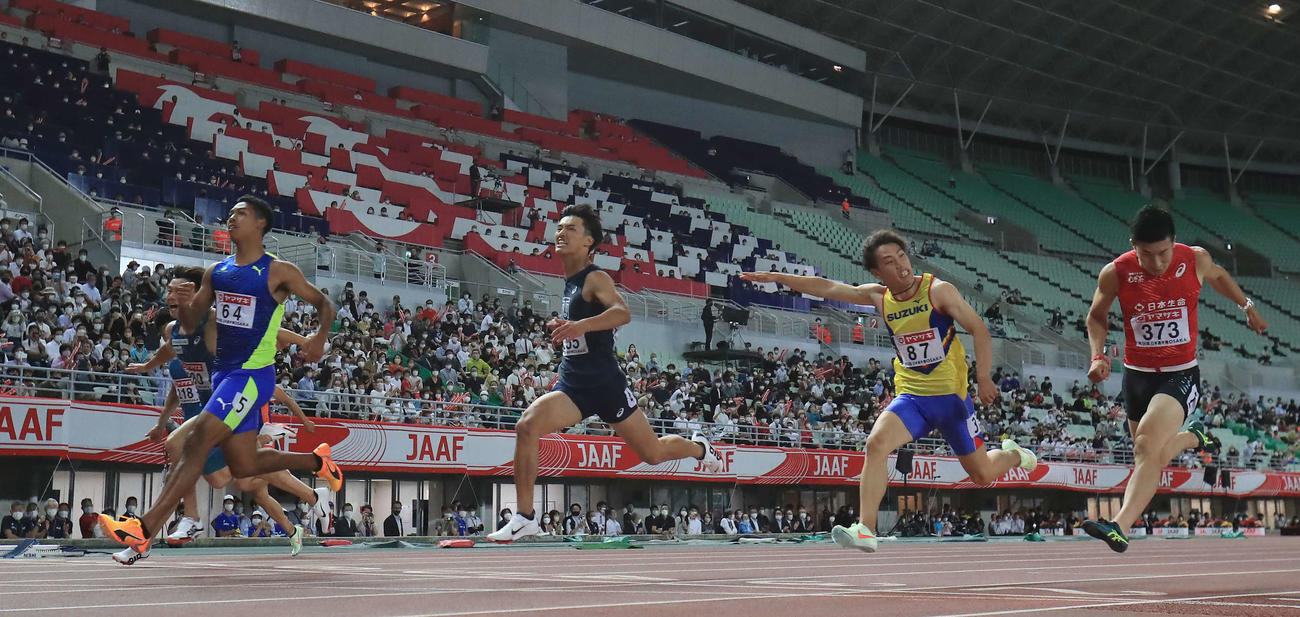 男子100メートル決勝を制すサニブラウン（左から3人目）。同4人目から柳田、鈴木、桐生（撮影・垰建太）